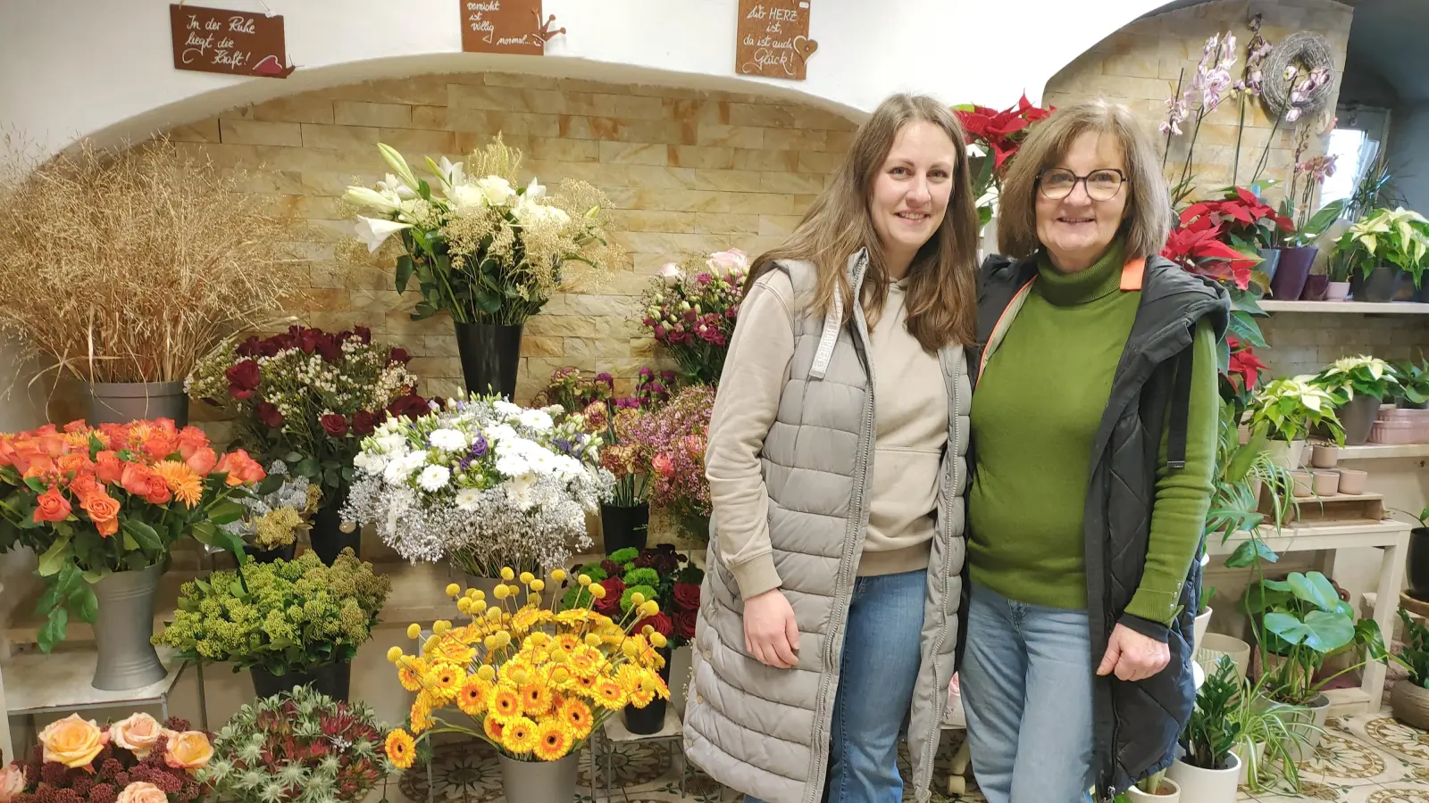 Betreiberin Gerlinde Girke (links) und ihre Tochter Melanie müssen ihr Geschäft „Blumen Wildbrett” in Weiden aus Personal- und gesundheitlichen Gründen aufgeben.  (Bild: ald)