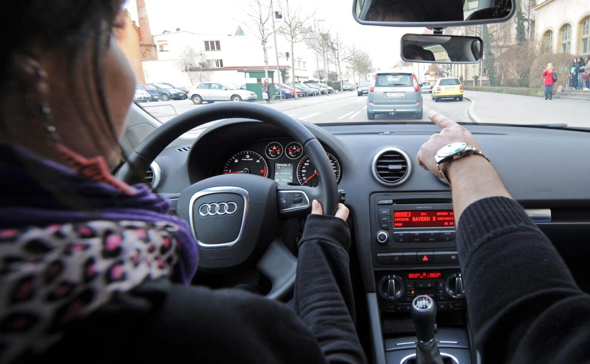 Die CSU würde den Führerschein ab 17 gerne ausweiten. Auch 16-Jährige sollen dann schon in Begleitung ein Auto fahren dürfen. (Symbolbild: picture alliance / dpa)