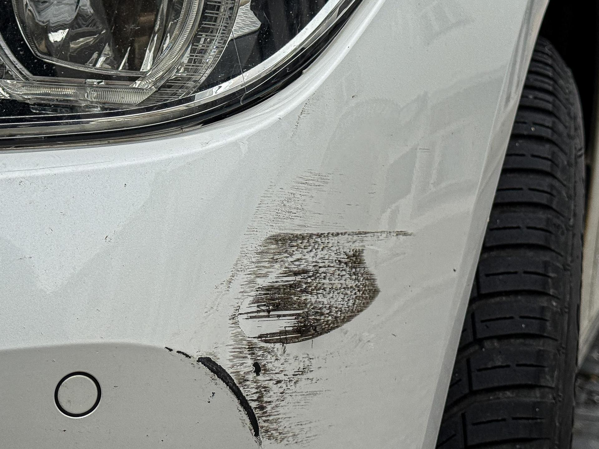 Ein unbekannter Autofahrer hat auf dem Parkplatz des Schätzlerbads in Weiden ein geparktes Auto beschädigt und ist geflüchtet. Eine Zeugin half der Polizei. (Symbolbild: Stephan Huber)