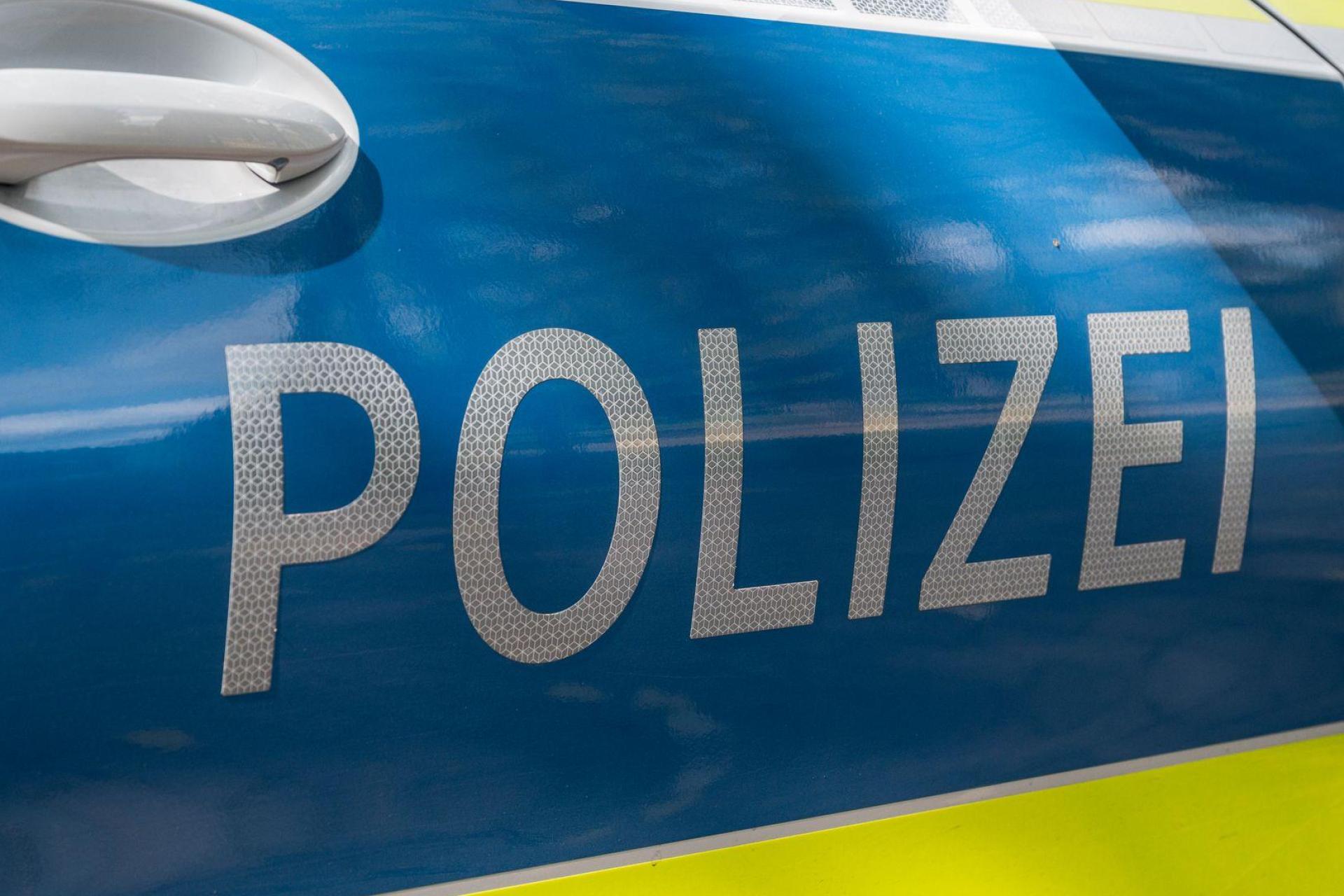 Eine Radfahrerin ist in Weiden gestürzt, nachdem ihre Umhängetasche laut Polizei den Lenker blockiert hatte. (Symbolbild: Daniel Vogl/dpa)