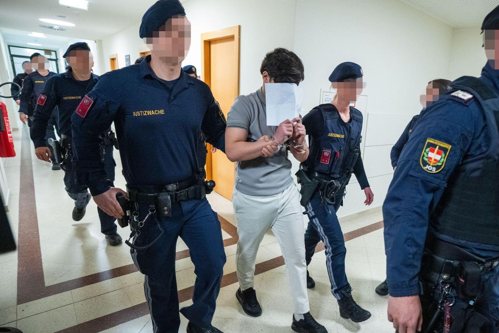 Eine Jugendgruppe soll eine Lehrerin vergewaltigt haben - nun stehen die jungen Männer vor Gericht. (Bild: Georg Hochmuth/APA/dpa)