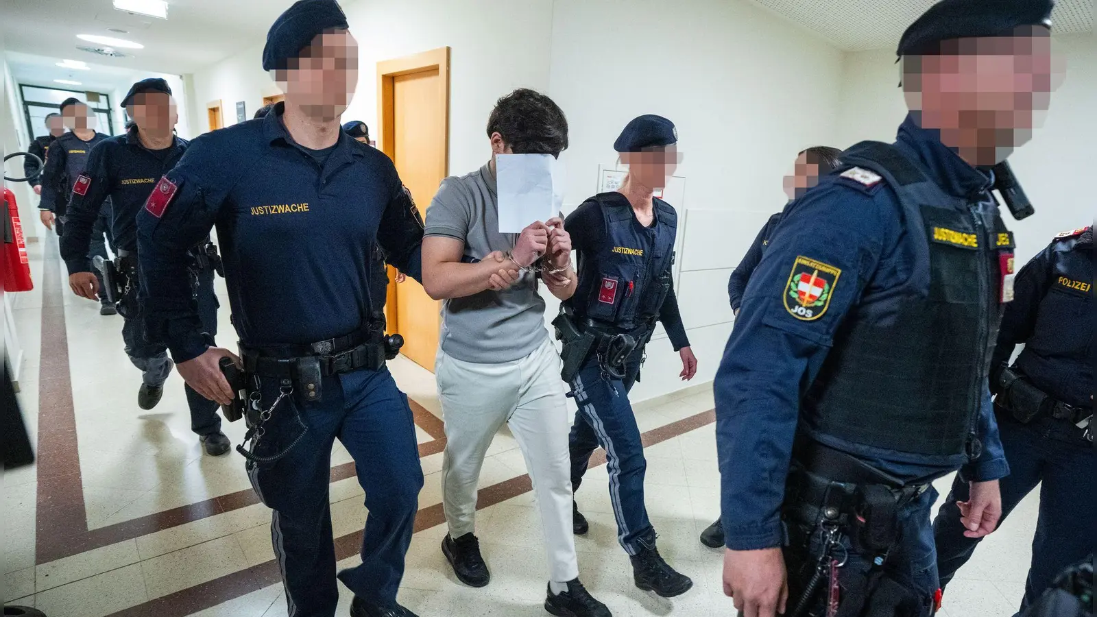 Eine Jugendgruppe soll eine Lehrerin vergewaltigt haben - nun stehen die jungen Männer vor Gericht. (Bild: Georg Hochmuth/APA/dpa)