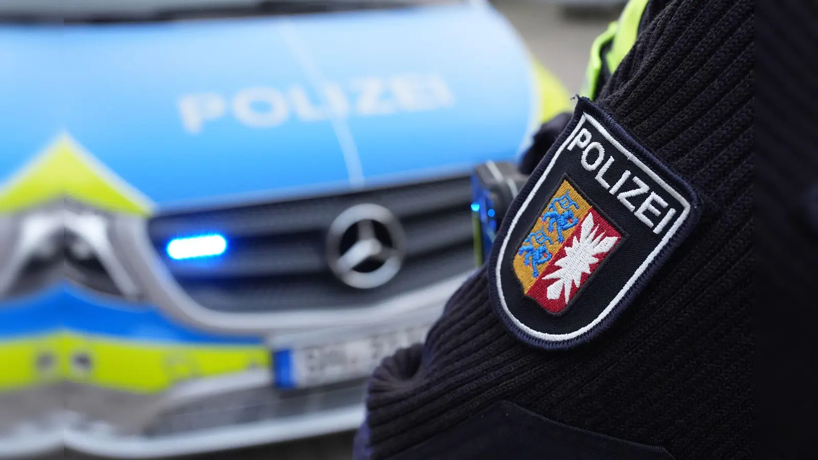 Die Polizei warnt immer wieder vor Trickdieben und Betrügern an der Haustür. Meistens haben die Kriminellen das Ziel, in die Wohnung ihrer Opfer zu gelangen.  (Symbolbild: Marcus Brandt/dpa)