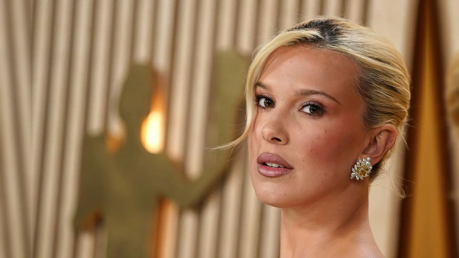 Ziemlich groß geworden seit den Anfängen ihrer „Stranger Things“-Rolle Eleven: Millie Bobby Brown. (Archivbild) (Bild: Jordan Strauss/Invision via AP/dpa)