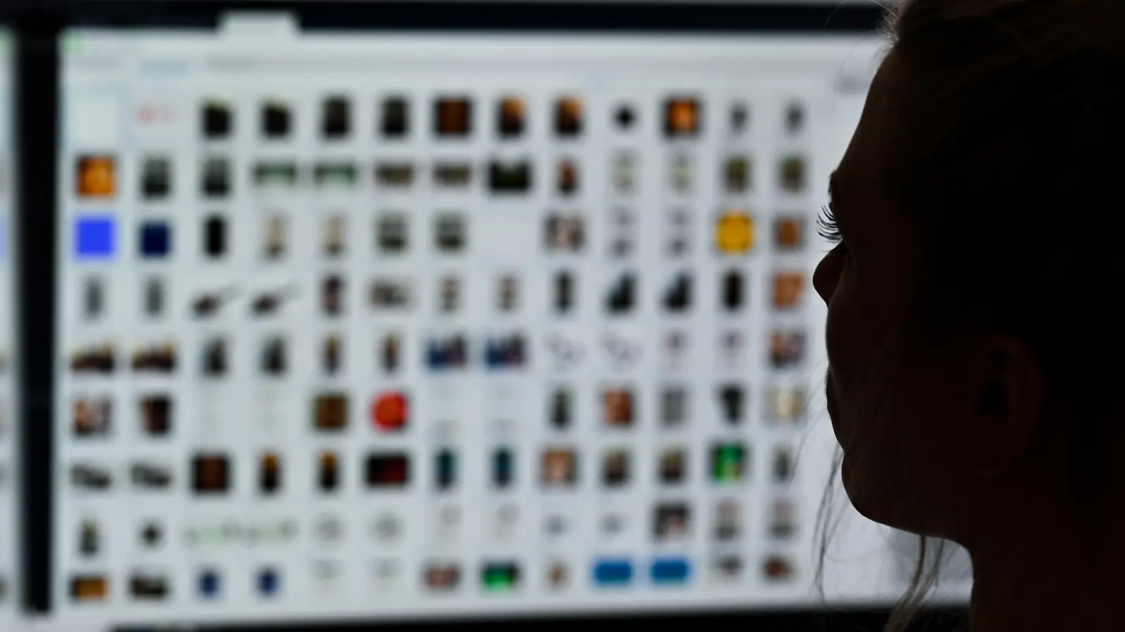 Ein FBI-Tipp brachte die Weidener Ermittler auf die Spur eines 54-Jährigen. Der musste sich nun vor dem Amtsgericht wegen des Besitzes tausender Darstellungen sexualisierter Gewalt gegen Kinder verantworten. (Symbolbild: dpa/Arne Dedert)