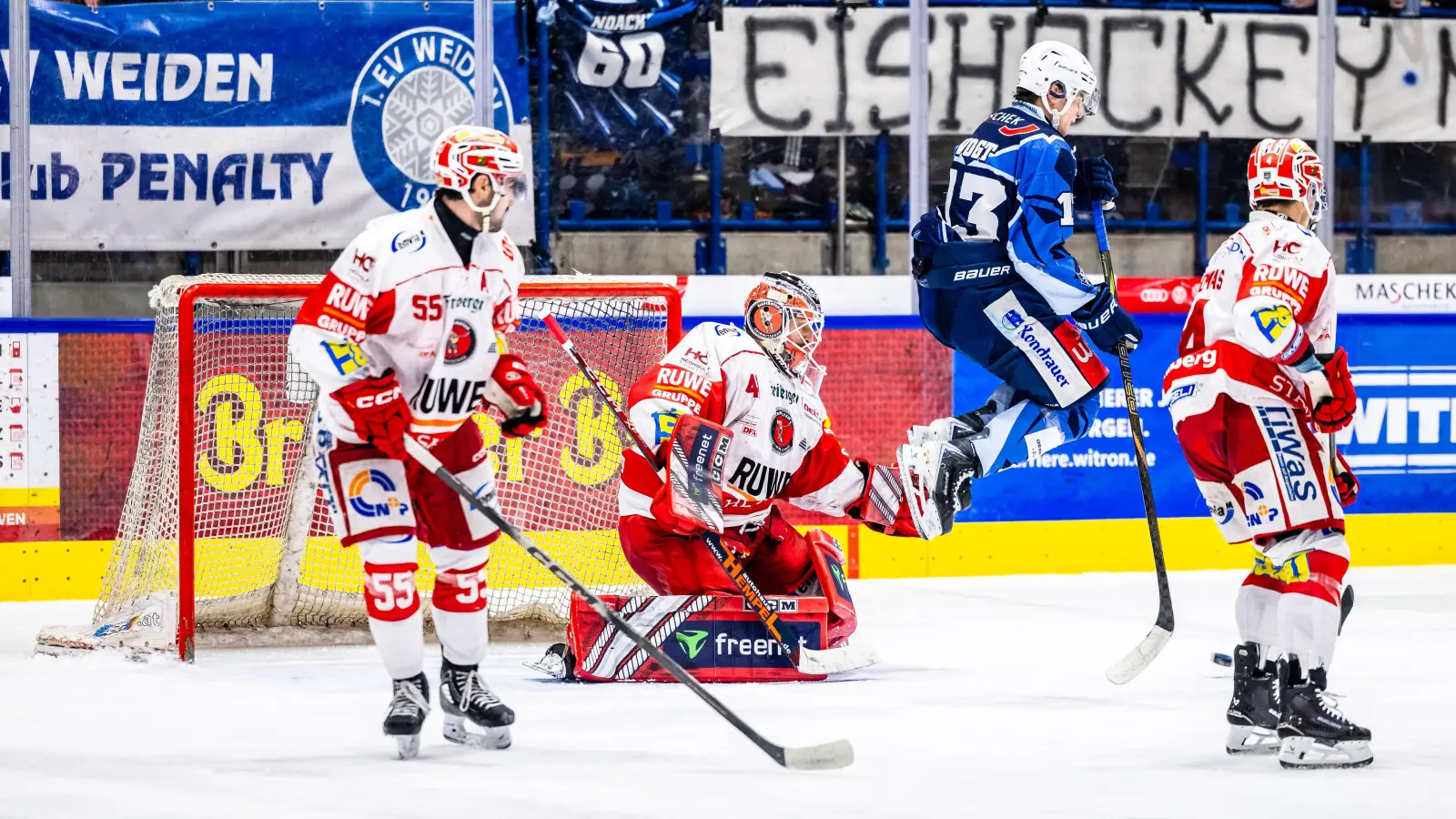 Dass die Blue Devils Weiden den Sprung in die Pre-Playoffs noch schaffen, erscheint nach der Niederlage gegen die Eispiraten Crimmitschau sehr unwahrscheinlich. In der neuen Folge „Powerplay” geht es unter anderem darum und um die immer noch offene Trainerfrage in Weiden.  (Bild: Tobias Neubert)