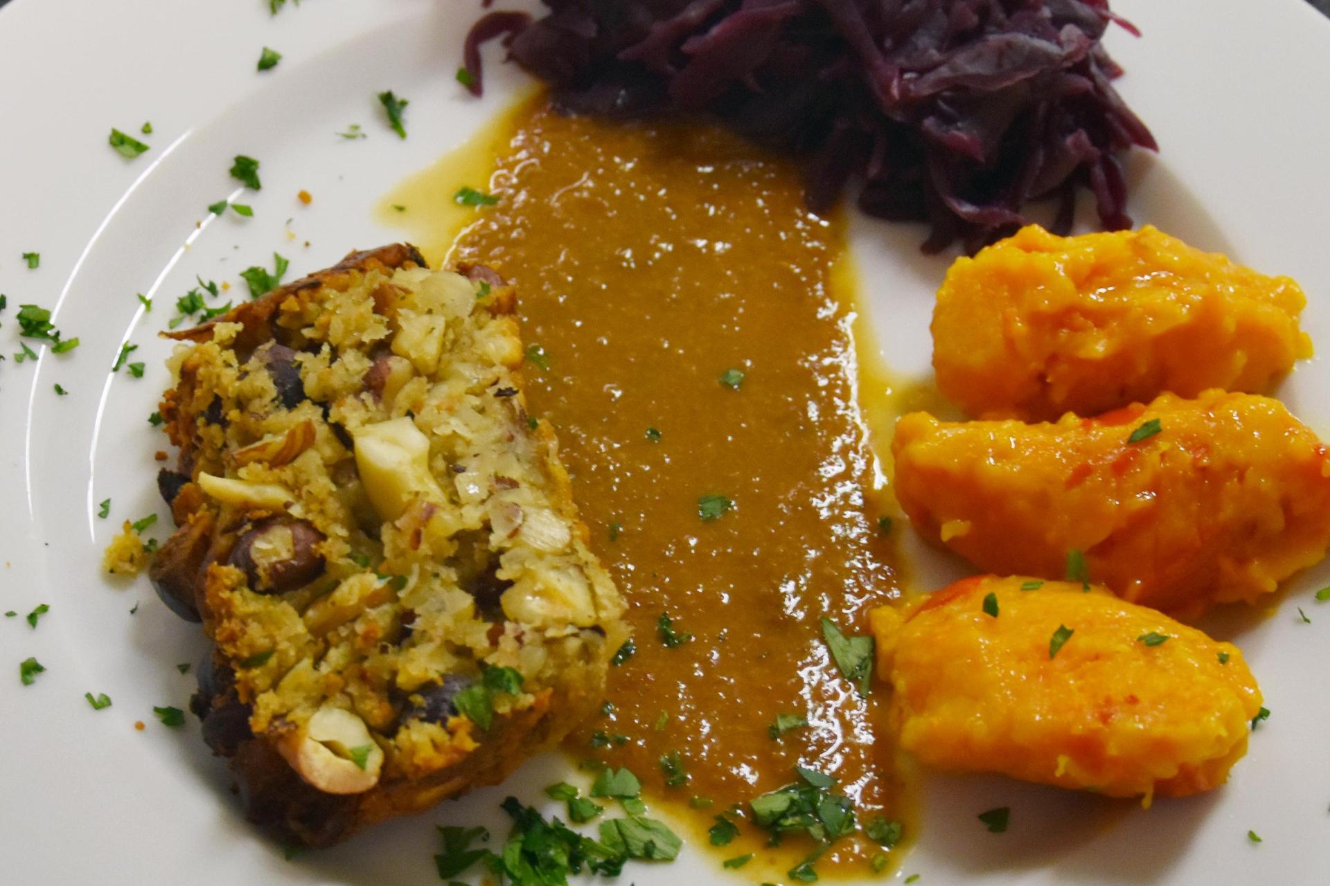 Wer kein Fleisch essen möchte, muss auf einen Braten nicht verzichten. Es gibt verschiedene Möglichkeiten, einen veganen Braten zuzubereiten. (Archivbild: Beate-Josefine Luber)