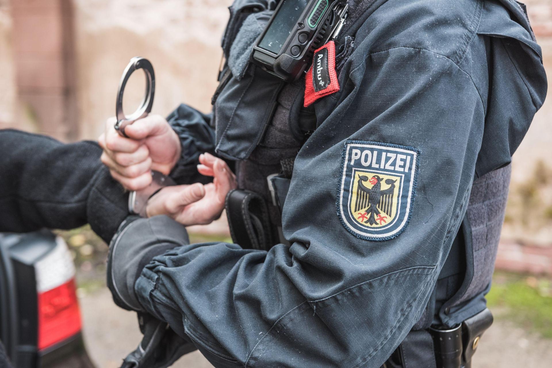 Die Polizei nahm bei einer Grenzkontrolle an der Autobahn 6 einen gesuchten Dieb fest. (Symbolbild: Bundespolizeiinspektion Waidhaus )