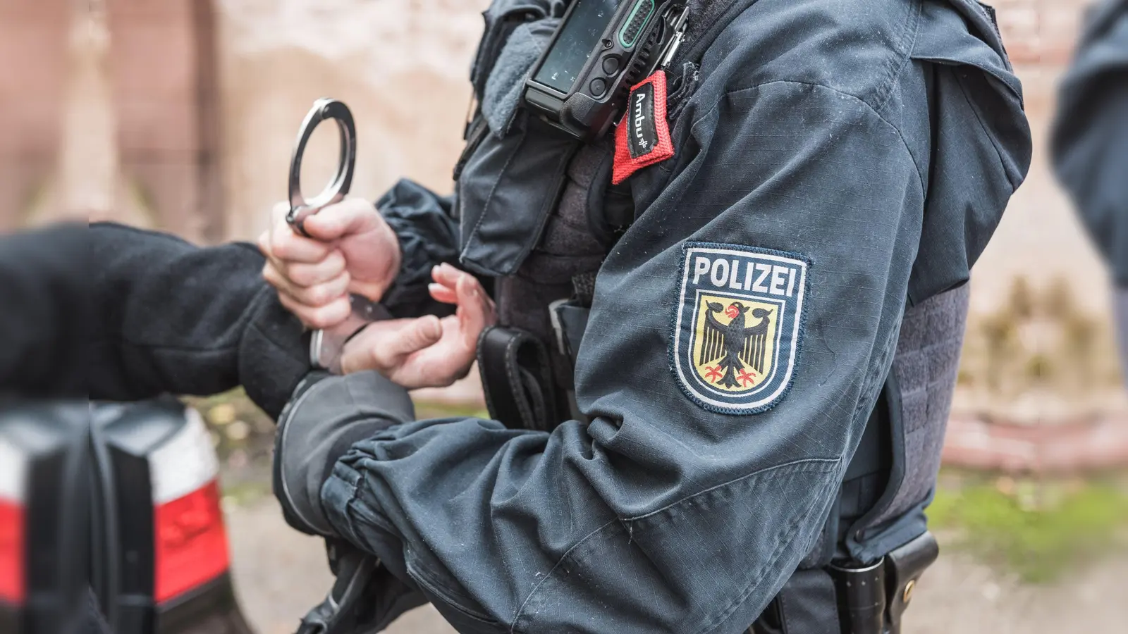 Die Polizei nahm bei einer Grenzkontrolle an der Autobahn 6 einen gesuchten Dieb fest. (Symbolbild: Bundespolizeiinspektion Waidhaus )