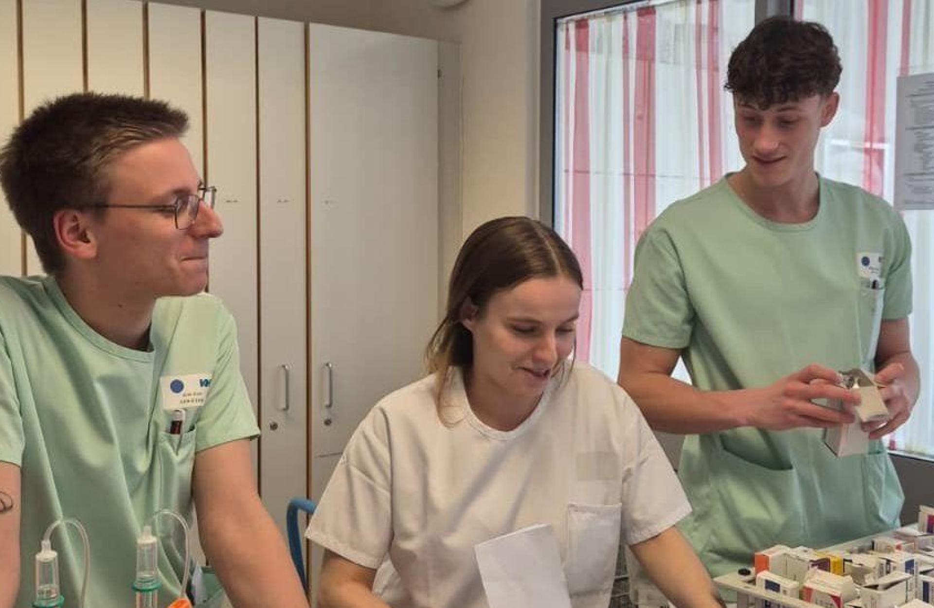 Die Theo-Prax-Woche an den Kliniken Nordoberpfalz – hier die Schüler in Kemnath – gibt Auszubildenden im dritten Lehrjahr die Gelegenheit, eine Station zu leiten. (Bild: F. Peterhans)