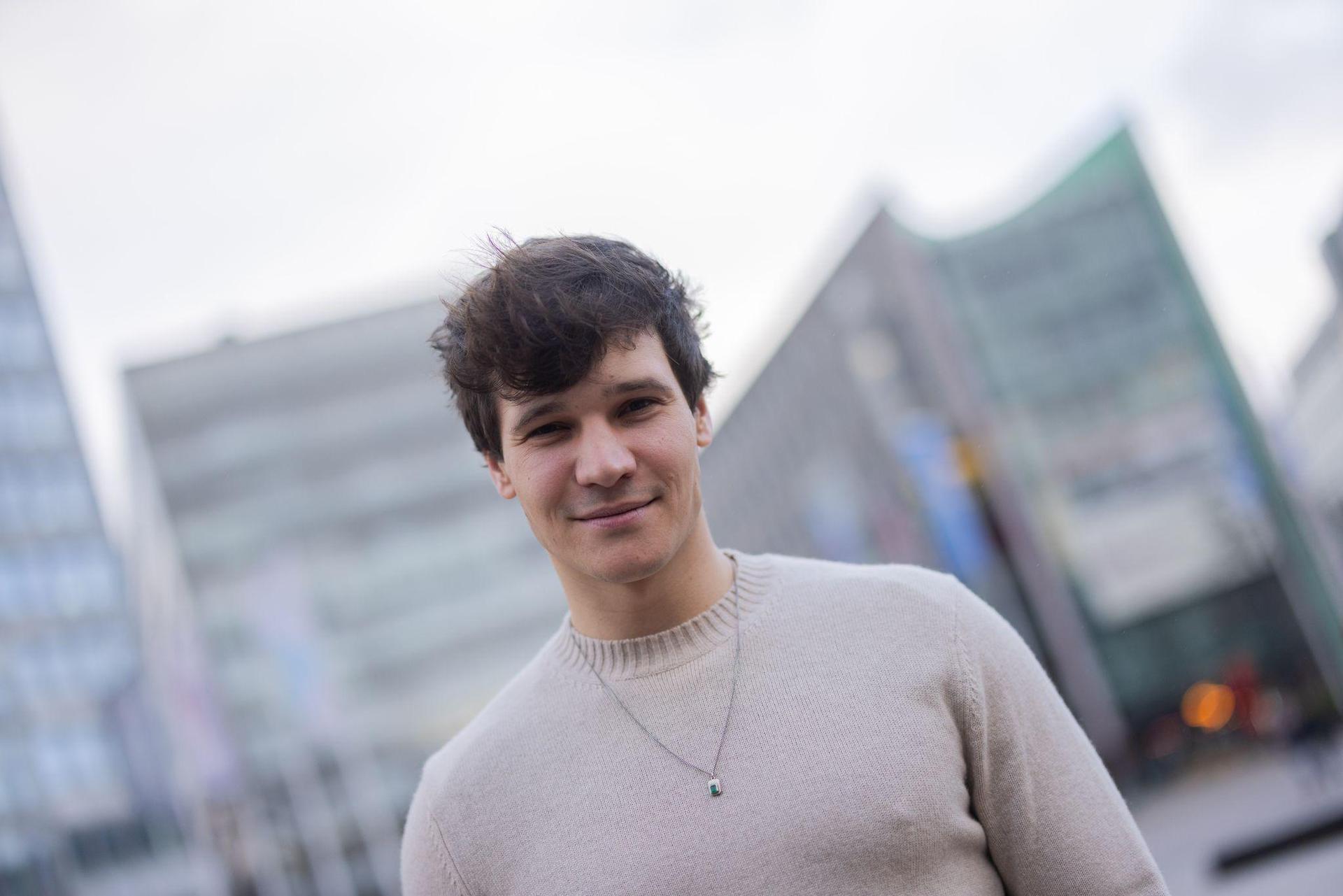 Wincent Weiss kommt über oberflächlichen Smalltalk kaum hinaus. (Archivbild) (Bild: Rolf Vennenbernd/dpa)