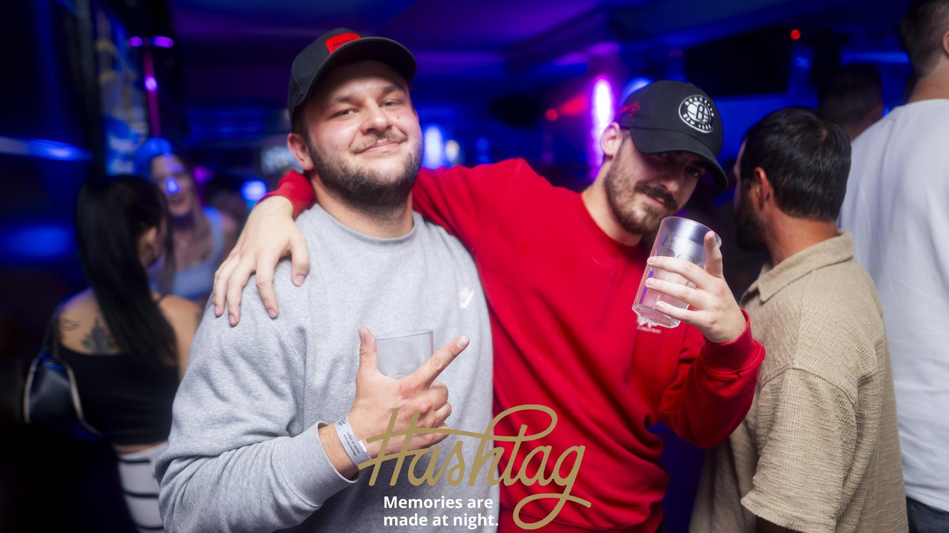 Auch am Tag nach „Weiden träumt” wird im Hashtag getanzt. DJ Avarro sorgt für den passenden Sound. (Bild: Hannes Stock)