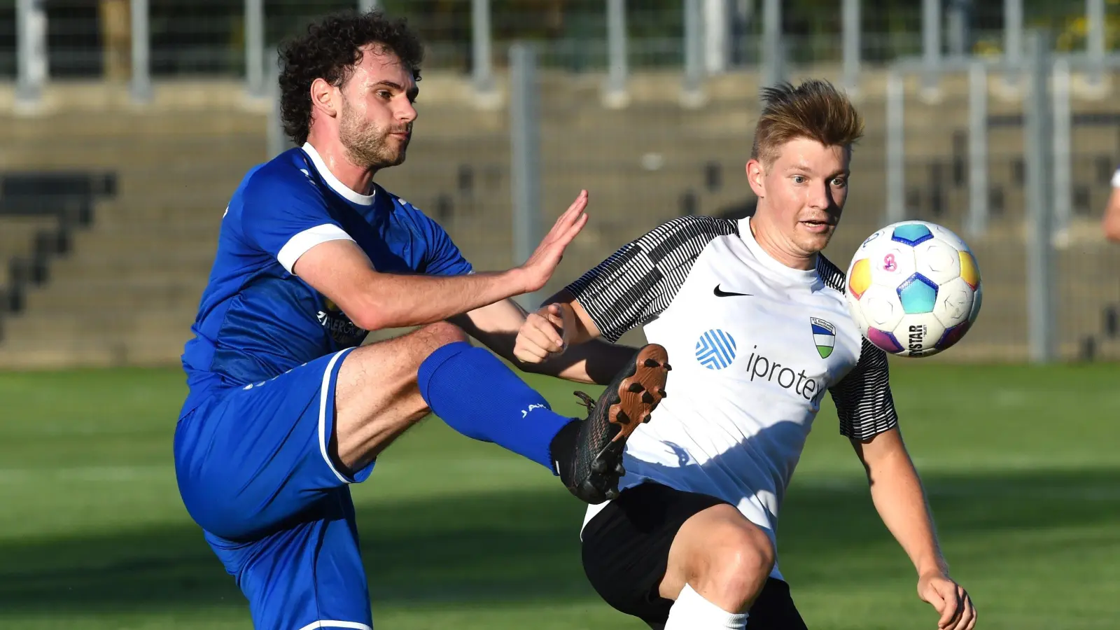 Igli Cami (links) wird künftig nicht mehr für die SpVgg SV Weiden auflaufen. Der Mittelfeldspieler wechselt zum Ludwigsfelder FC. (Archivbild: btg)