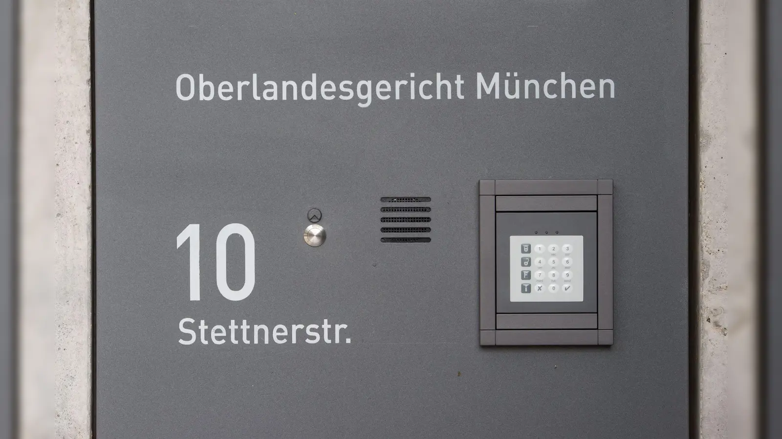 Am Oberlandesgericht beginnt der Prozess gegen die drei Männer. (Archivbild: Tobias Hase/dpa)