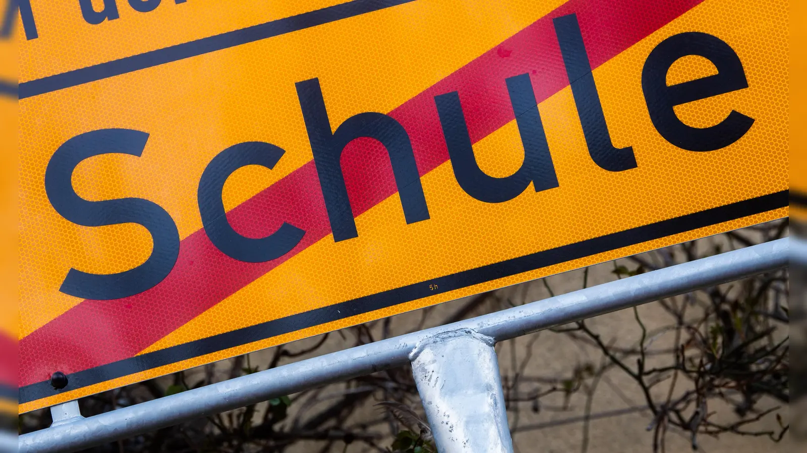 Ein 16-jähriger Schüler aus Schwandorf schwänzt seit September regelmäßig die Schule. Ihn erwartet eine Anzeige. (Symbolbild: Julian Stratenschulte)