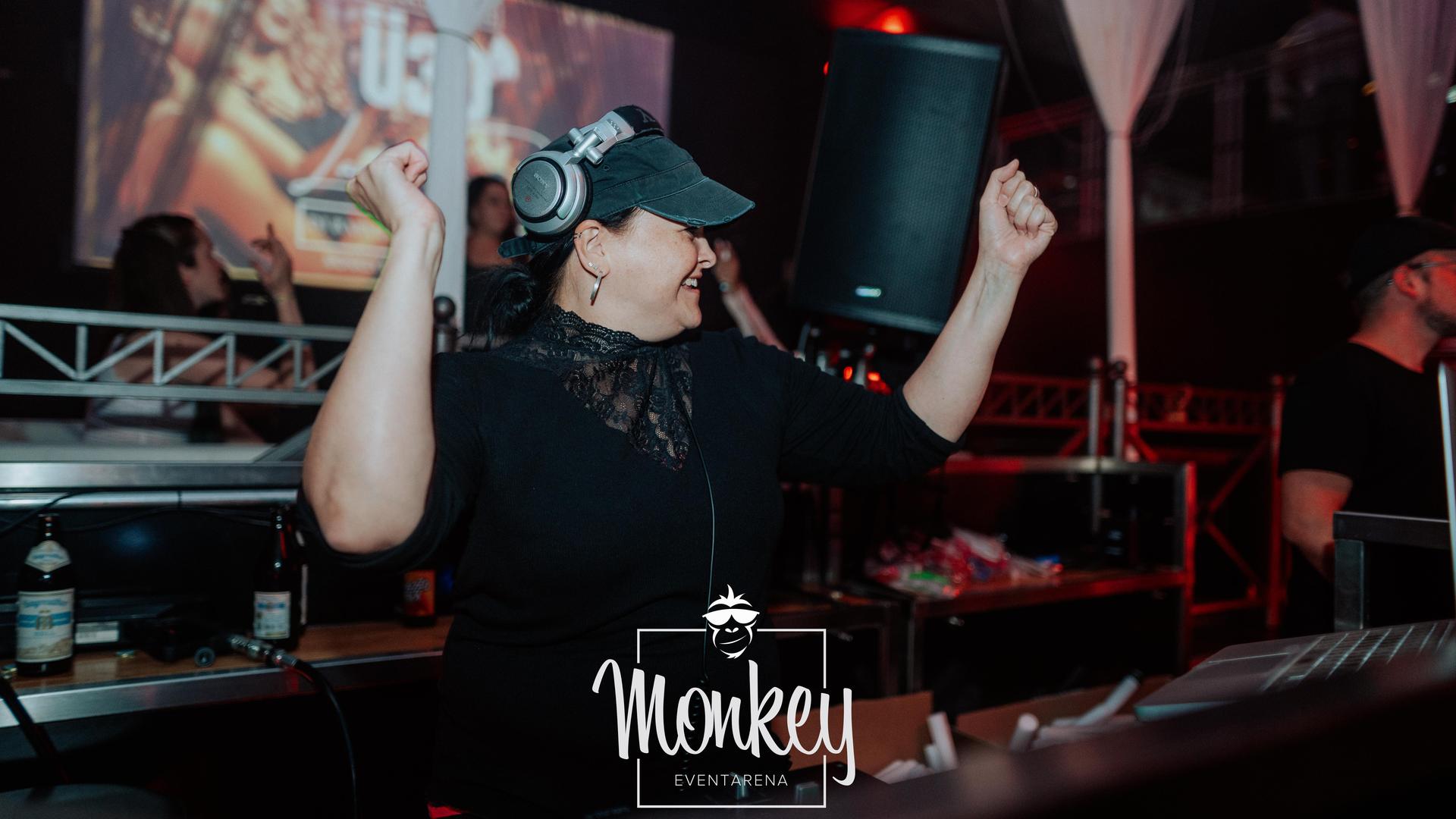 DJane Stella und DJ Roomman sorgen für den passenden Beat bei der Ü-30-Night im Monkey. (Bild: Sebastian Reiter)