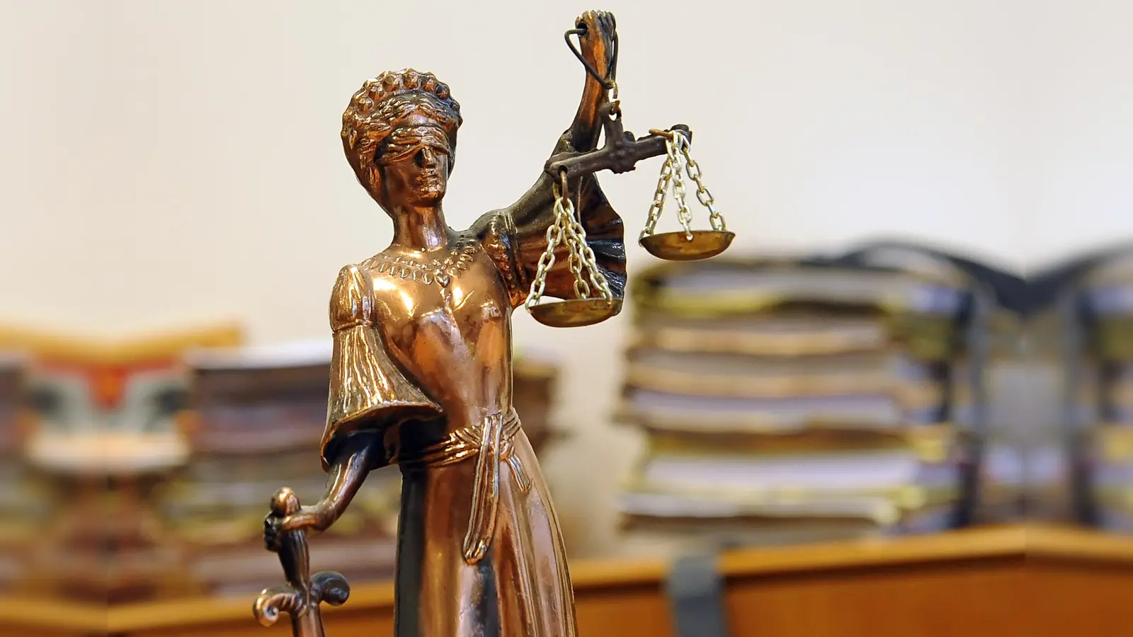 Das Schöffengericht Weiden verurteilte einen 30-Jährigen wegen schweren Diebstahls. (Symbolbild: Britta Pedersen/dpa)