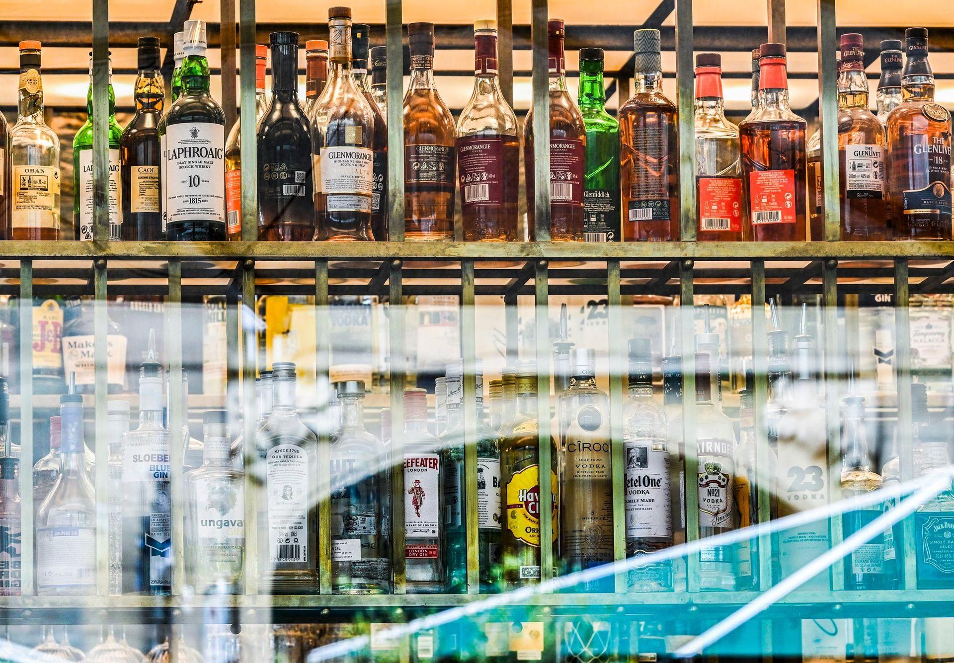 Spirituosen wie Rum, Wodka und Korn dürften Anfang 2027 spürbar teurer werden.  (Bild: Jens Kalaene/dpa)