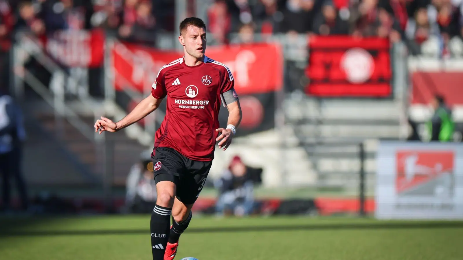 Robin Knoche verlässt den 1. FC Nürnberg. (Archivbild) (Bild: Daniel Karmann/dpa)