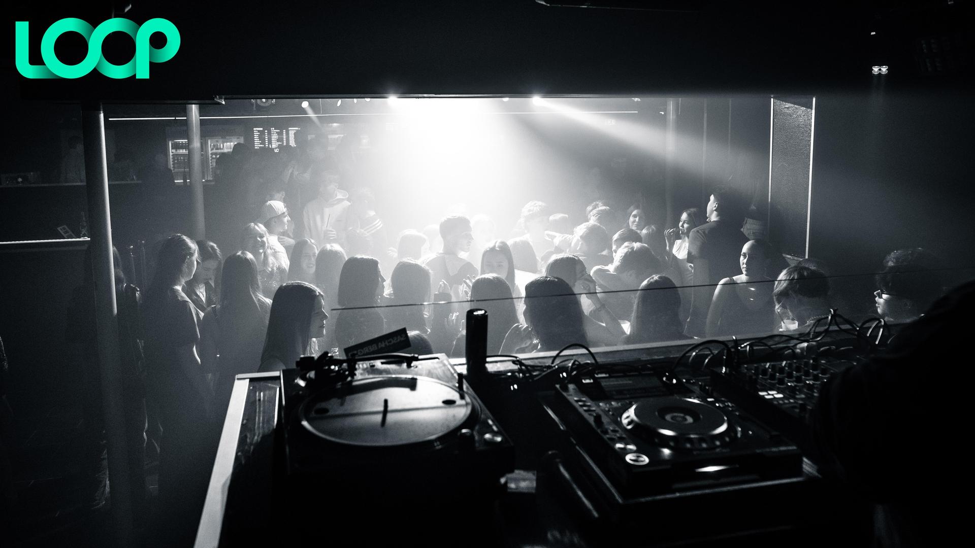 „Dark Glamour New Years Party”: Das war das Motto bei der Party am Freitag im Loop Weiden. (Bild: Hannes Stock)
