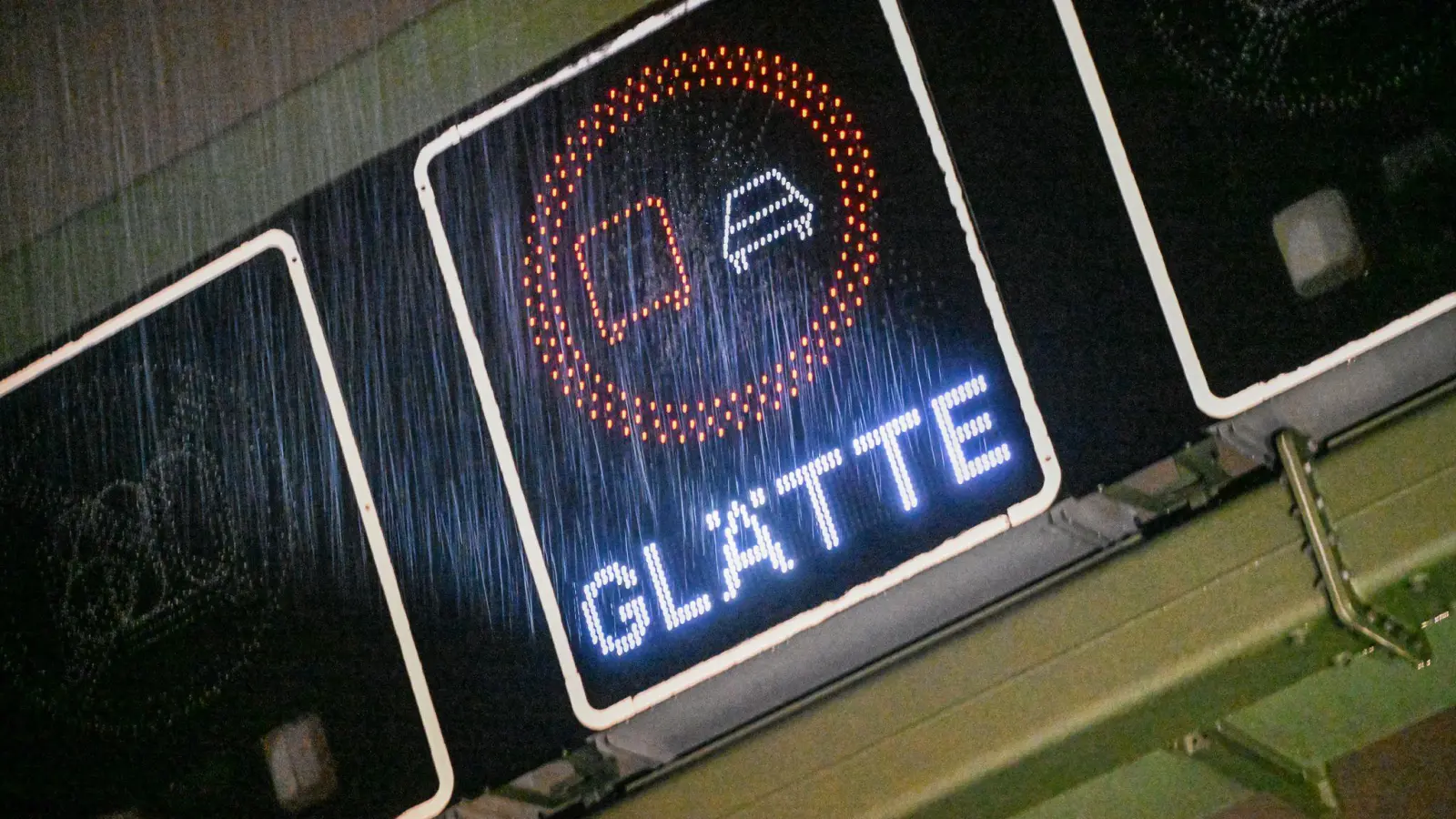 Freitagnacht und Samstagvormittag herrscht Glätte auf Bayerns Straßen. (Symbolbild: Jason Tschepljakow/dpa)