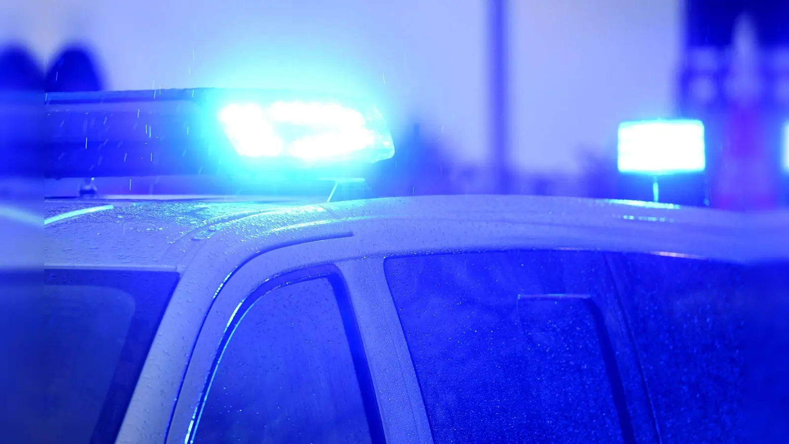 Die Polizei Neustadt/WN sucht Rowdys. (Symbolbild: Carsten Rehder/dpa/Symbolbild)