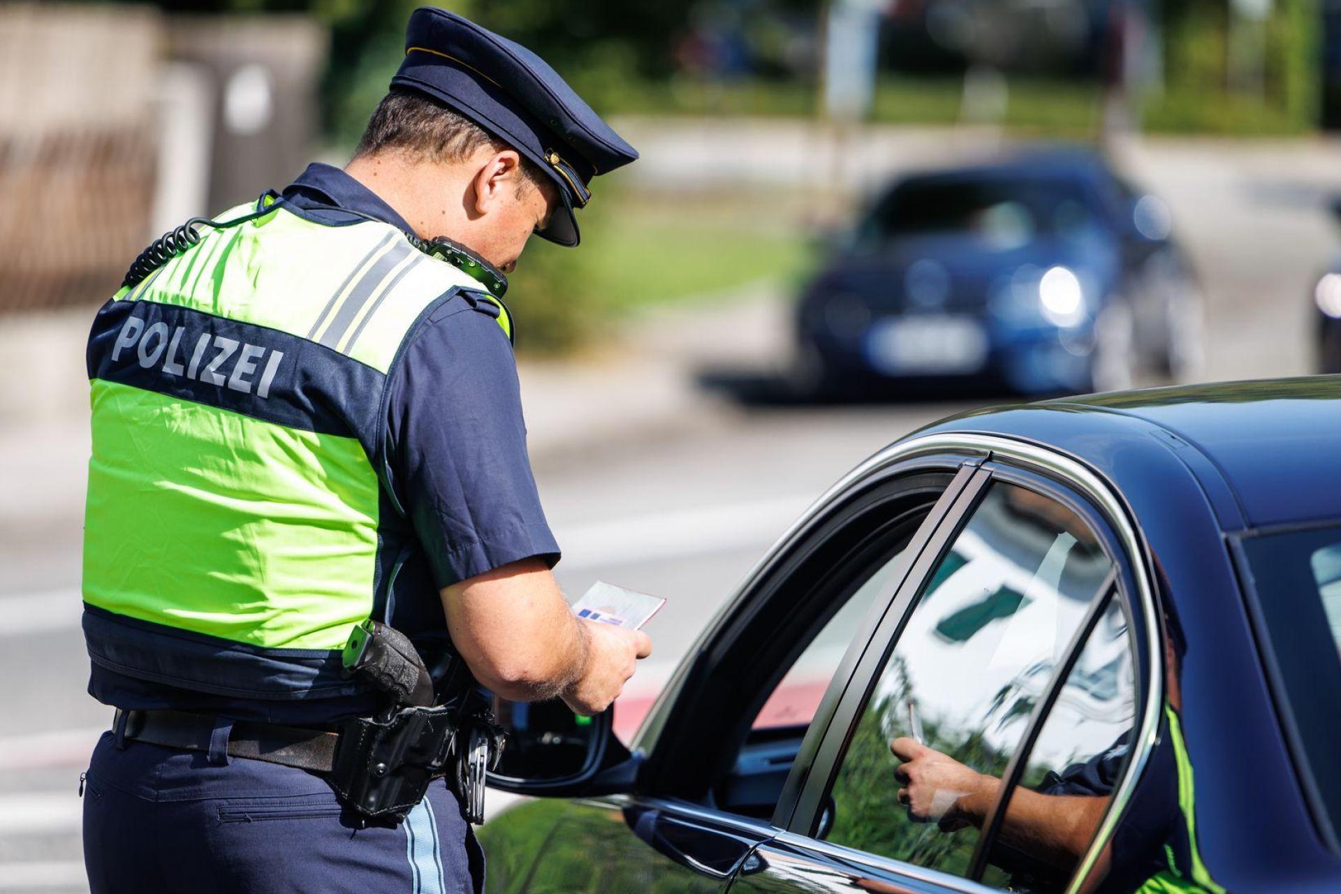 Schleierfahnder der Grenzpolizeiinspektion Waidhaus haben bei Kontrollen am Freitag zwei verbotene Messer sichergestellt. (Symbolbild: Matthias Balk/dpa)