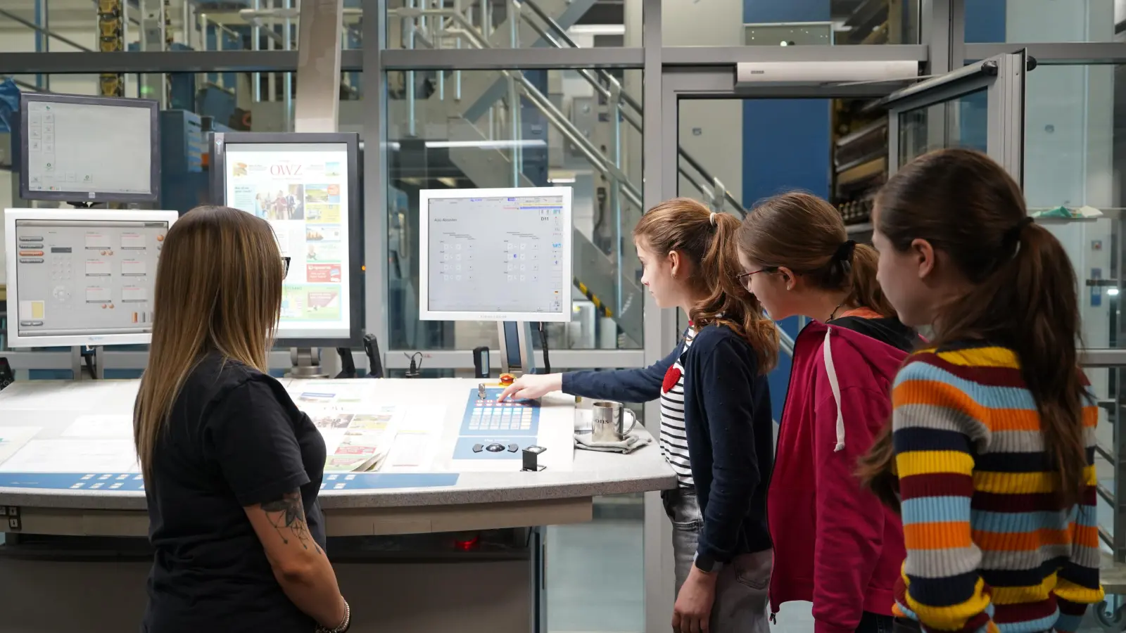 Beim „Girls&#39; Day” dürfen die Mädchen im Druckzentrum selbst anpacken. (Bild: Annalena Bauer)