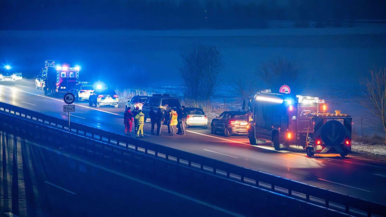 Die Polizei hat die A3 im Landkreis Regensburg in beide Richtungen gesperrt. (Bild: NEWS5 / Lars Haubner/NEWS5/dpa)