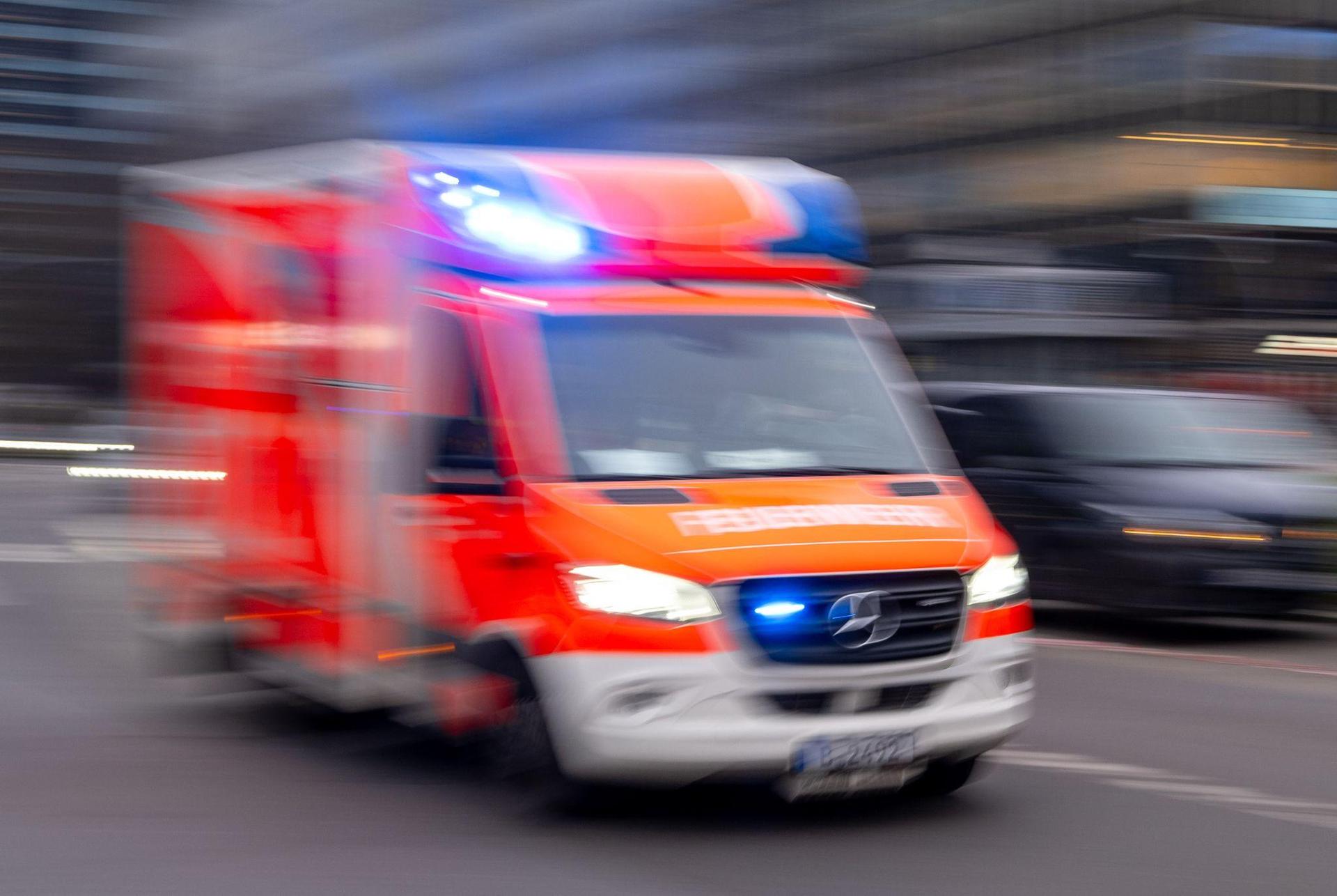 Ein 81-Jähriger aus Neumarkt kam mit schweren Verbrennungen in eine Spezialklinik. (Symbolbild: Monika Skolimowska/dpa)