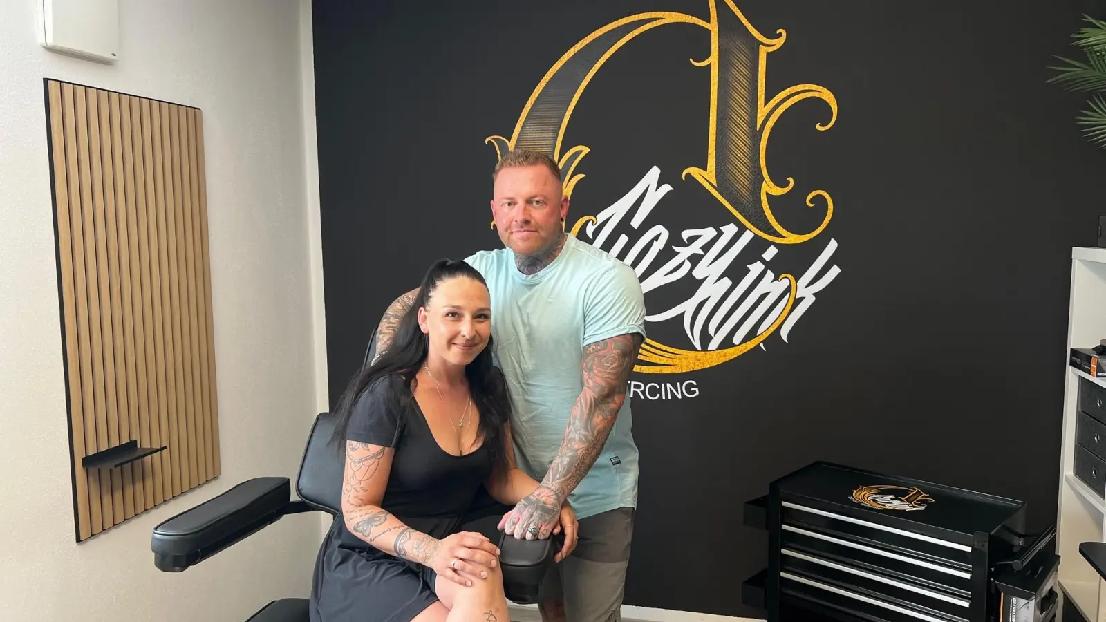 Internationale Künstler und Wohnzimmer-Atmosphäre: Lukas und Julie Milbauer bieten in ihrem neuen Tattoostudio „Cozyink” in Pirk ein besonders Konzept.  (Bild: juh)