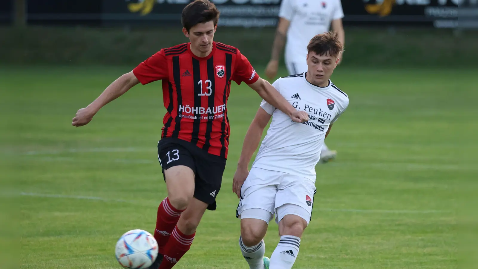 Fabian Magerl (links/Szene aus einem früheren Spiel) und der C Luhe-Wildenau verloren mit 3:7 in Wenzenbach. (Archivbild: Dieter Jäschke)