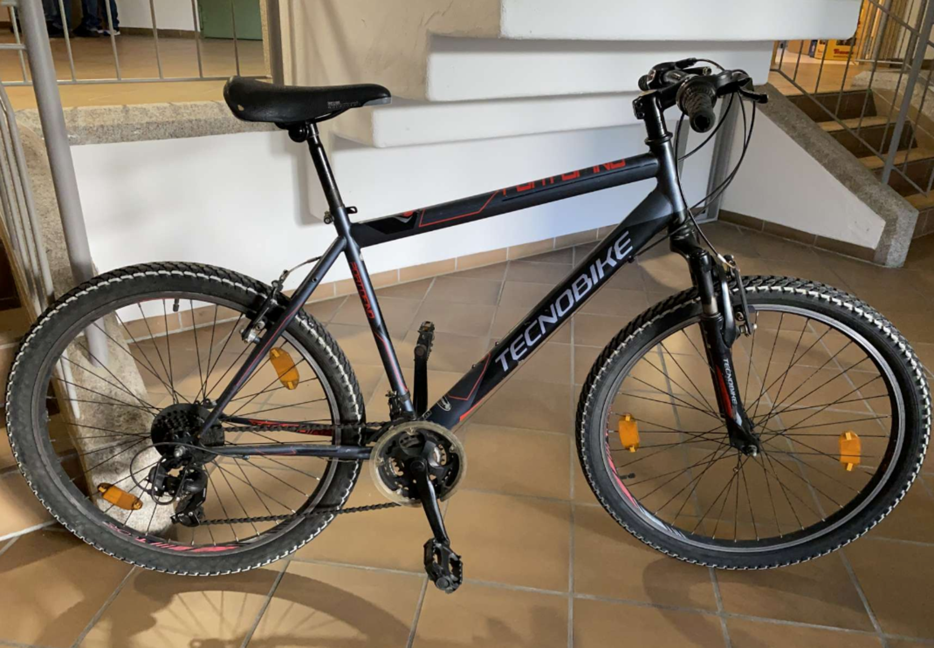 Die Polizeiinspektion Weiden hat zwei Mountainbikes sichergestellt – zum einen ein schwarz-rotes Mountainbike der Marke Tecnobike.  (Bild: Polizeiinspektion Weiden)