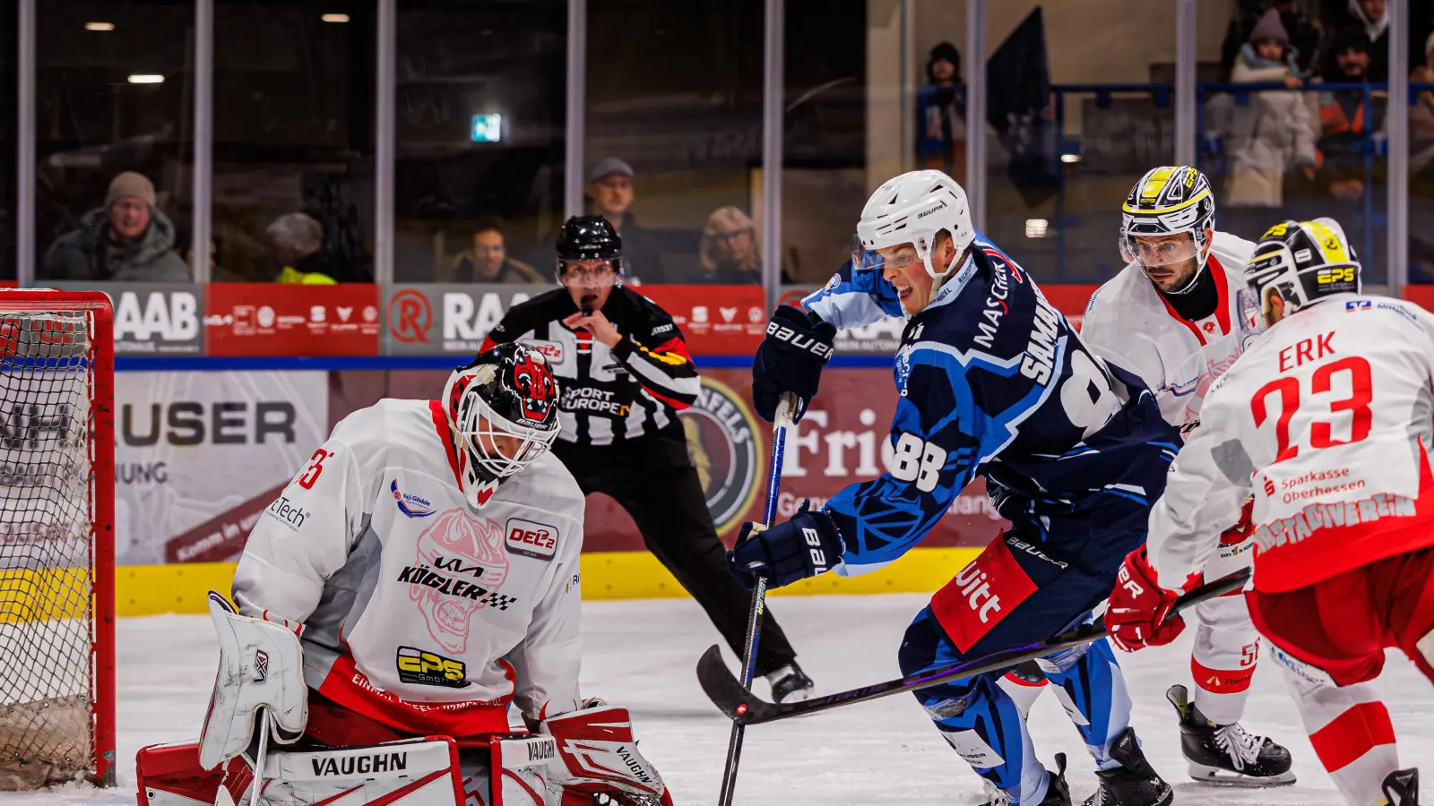 Der Weidener Noah Samanski (blaues Trikot) scheitert in dieser Aktion an Gerald Kuhn im Tor des EC Bad Nauheim. (Bild: Werner Moller)