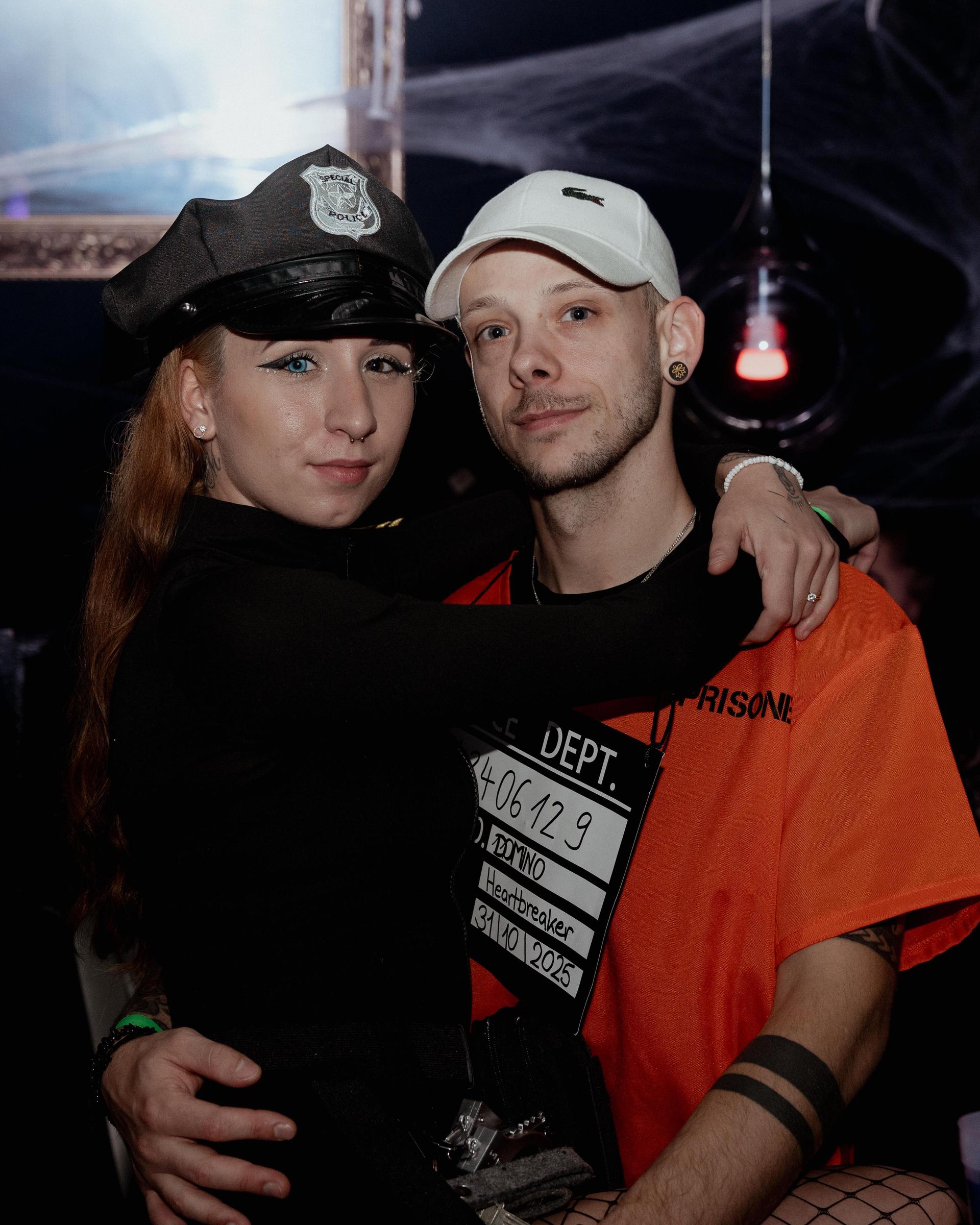 Im Labelle in Waidhaus waren am Freitag die Zombies, Teufel und Geister unterwegs und gaben zur Musik von DJ Michael B. zusammen Vollgas. (Bild: Timo Kraus)