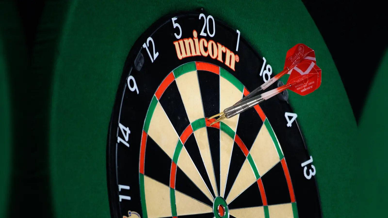Bei einem Dartspiel in Weiden hat ein 45-Jähriger einen 41-Jährigen geschlagen. Verletzt wurde auch ein 34-Jähriger, der schlichten wollte. (Symbolbild: Gregor Fischer)