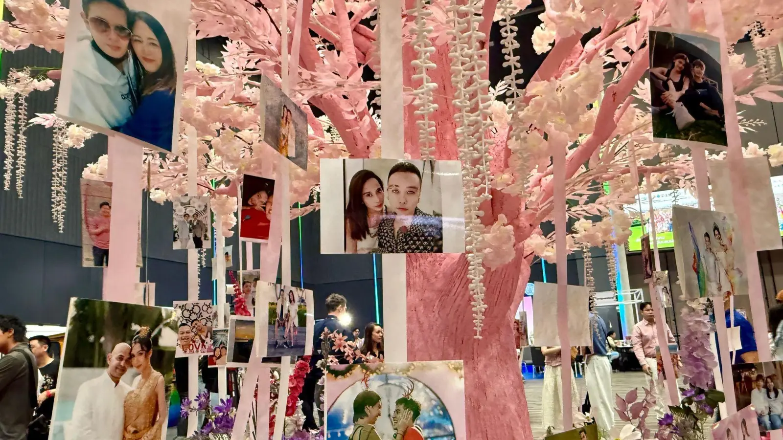 Romantische Deko: An einem rosa Liebesbaum waren Fotos queerer Paare zu sehen.  (Bild: Carola Frentzen/dpa)
