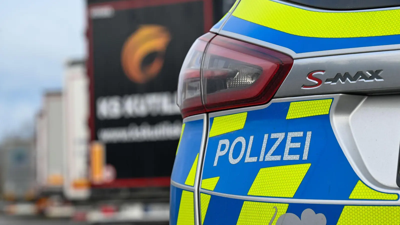 Bei Temperaturen um den Gefrierpunkt durfte sich der 54-Jährige zum Aufwärmen in den Streifenwagen setzen und bekam eine Decke. (Symbolbild) (Bild: Hendrik Schmidt/dpa)