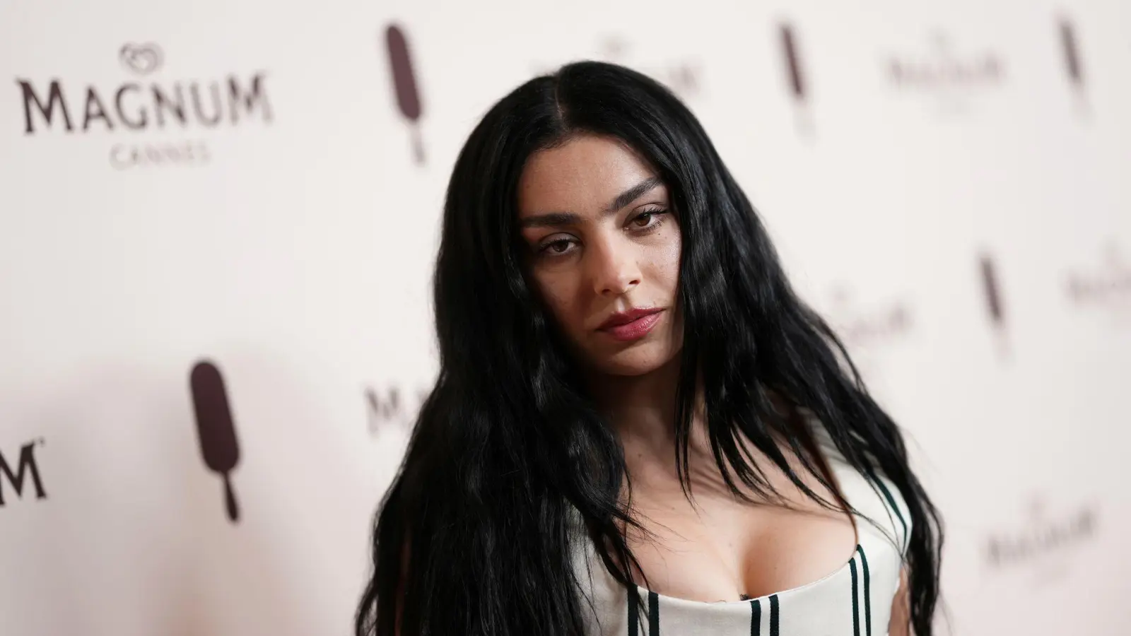 Charli XCX schrieb ihr neues Album für den Film „Wuthering Heights“ von Emerald Fennell. (Archivbild) (Bild: Scott A Garfitt/Invision via AP/dpa)