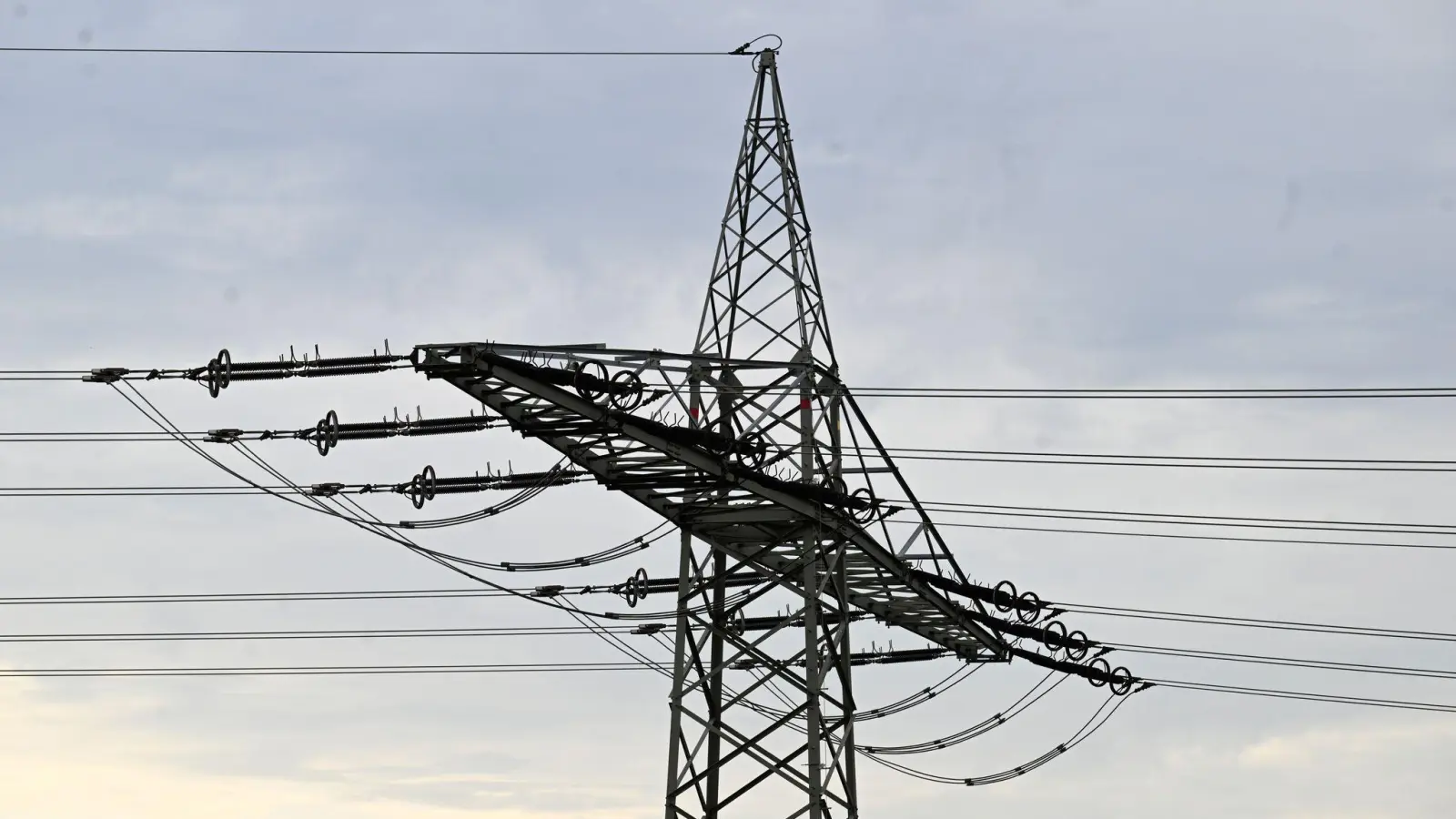 Am Dienstagvormittag ist in Teilen des Landkreises Neustadt/WN der Strom ausgefallen. Diese Gebiete sind betroffen. (Symbolbild: Roberto Pfeil/dpa)