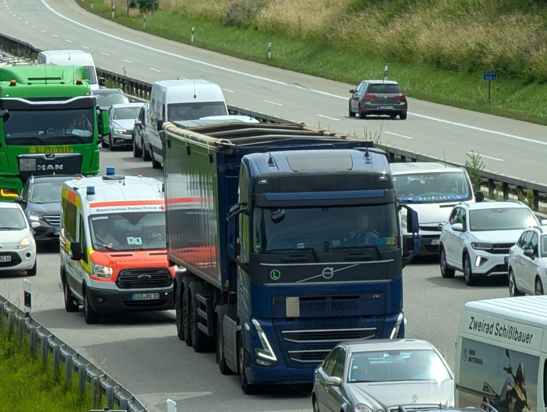 Ein Unfall auf der A 93 bei Pfreimd sorgt für einen längeren Stau und eine Komplettsperrung der Autobahn. Der Verkehr muss knapp zwei Stunden lang an den Anschlussstellen Nabburg (Bild) und Pfreimd ausgeleitet werden.  (Bild: Kristin Winderl)
