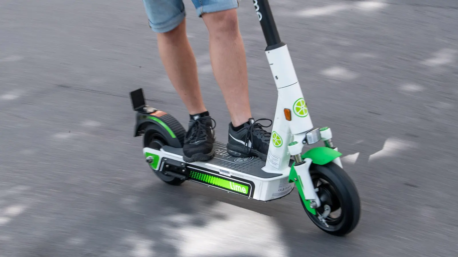 Die Polizei untersagte einem E-Scooter-Fahrer in Weiden die Weiterfahrt.  (Symbolbild: Fabian Sommer/dpa)