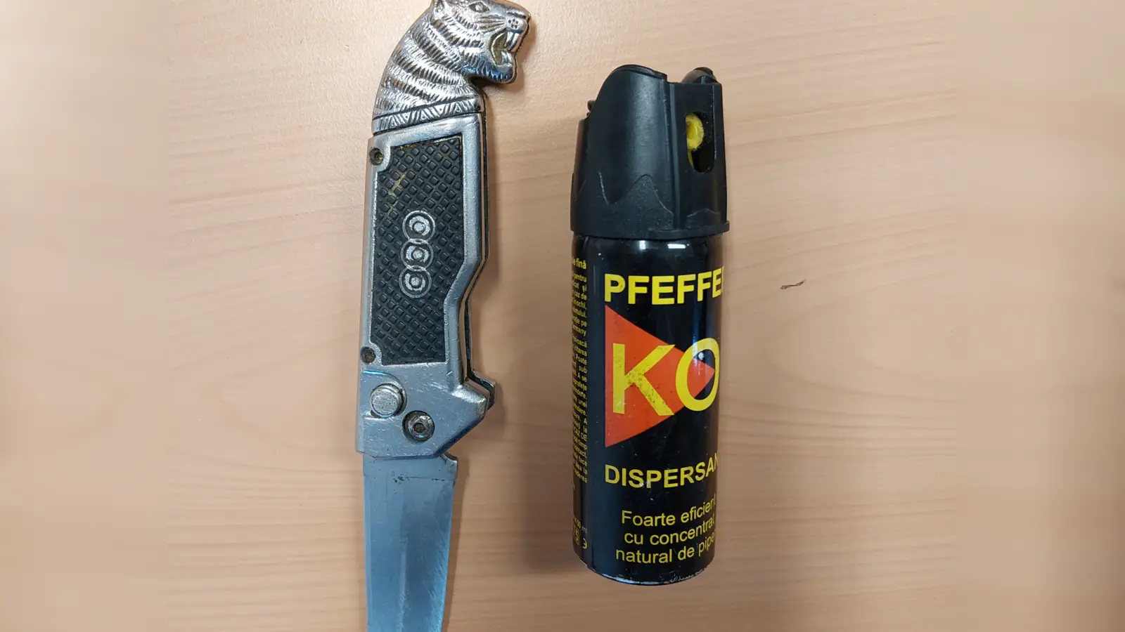 Ein verbotenes Springmesser und ein Pfefferspray stellten Bundespolizeibeamte bei Fahrern am Grenzübergang Waidhaus sicher. (Bild: Bundespolizei)