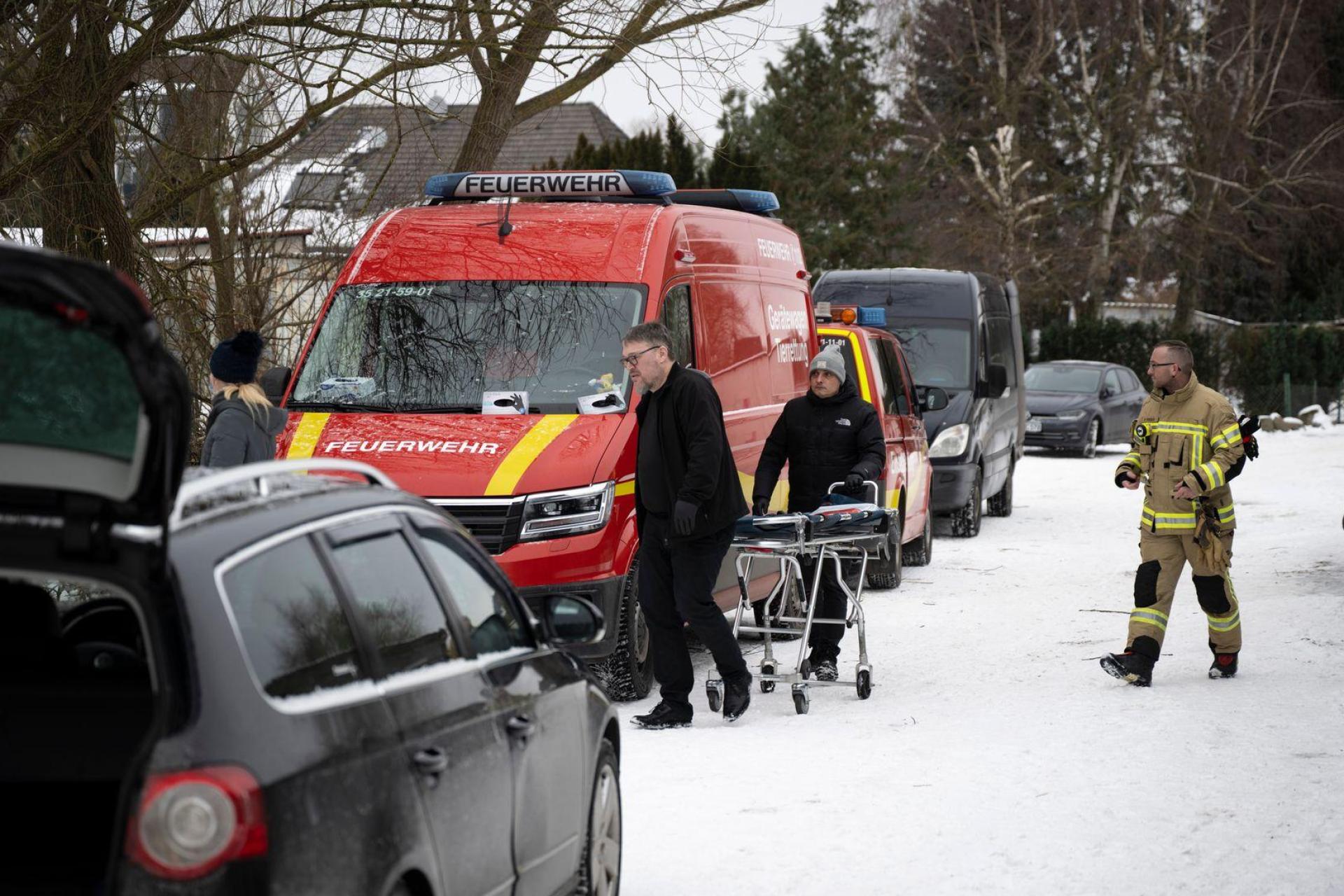 Bei der Suche nach einem Eisbader haben Einsatzkräfte nicht nur einen toten Mann gefunden, sondern auch eine Kamera. (Bild: Philip Dulian/dpa)