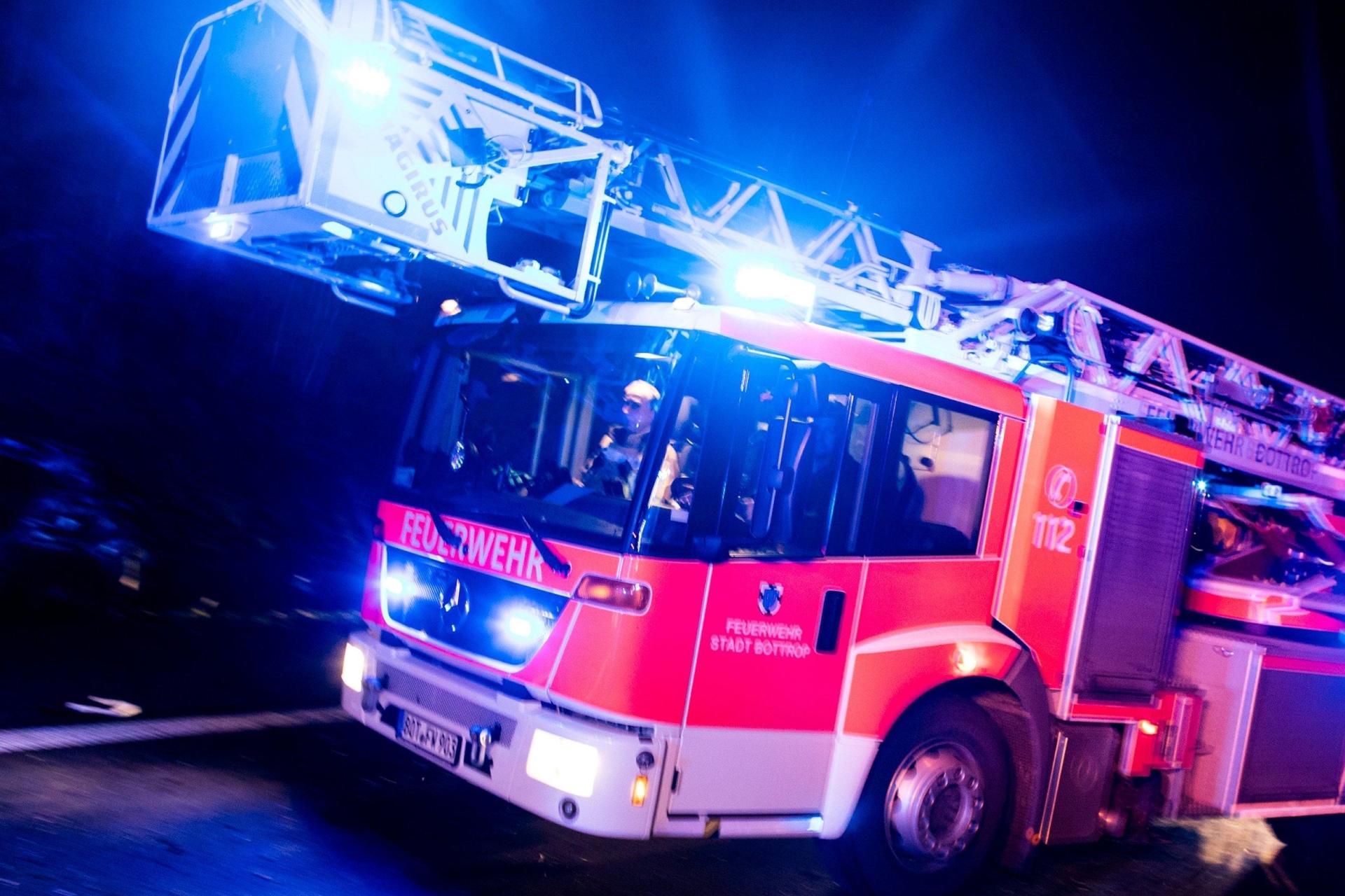 Zum Einsatz kam auch eine Drehleiter der Weidener Feuerwehr, von der aus der Brand im Dachstuhl bekämpft wurde. (Symbolbild: Marcel Kusch / dpa)