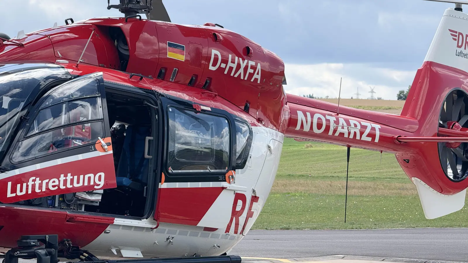 Ein Rettungshubschrauber brachte einen 55-Jährigen nach einem Motoradunfall ins Krankenhaus.  (Symbolbild: Gabi Schönberger)