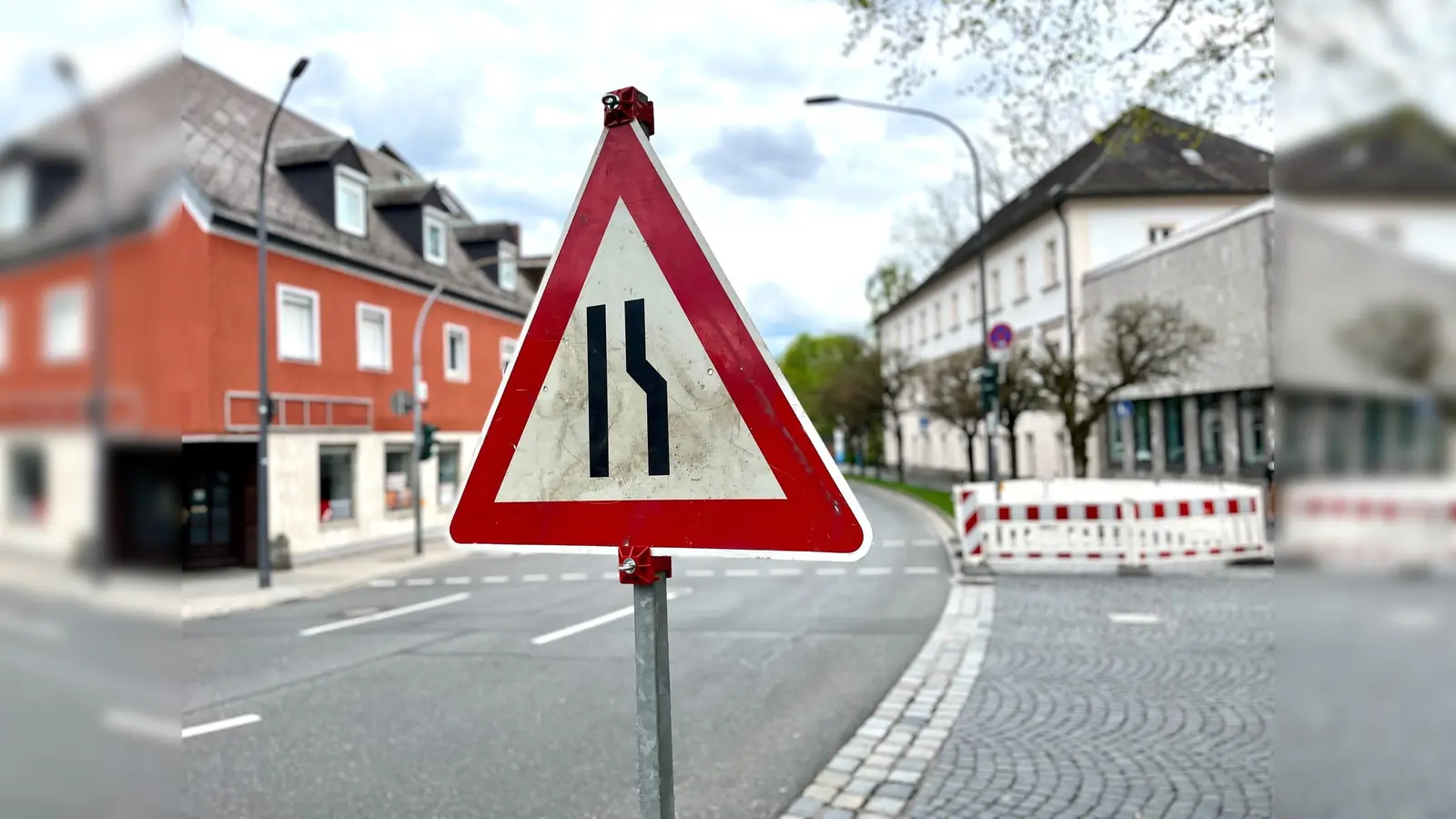 Wegen Arbeiten an der Ampelanlage muss die Straße am Schlörplatz halbseitig gesperrt werden. (Bild: Gabi Schönberger)