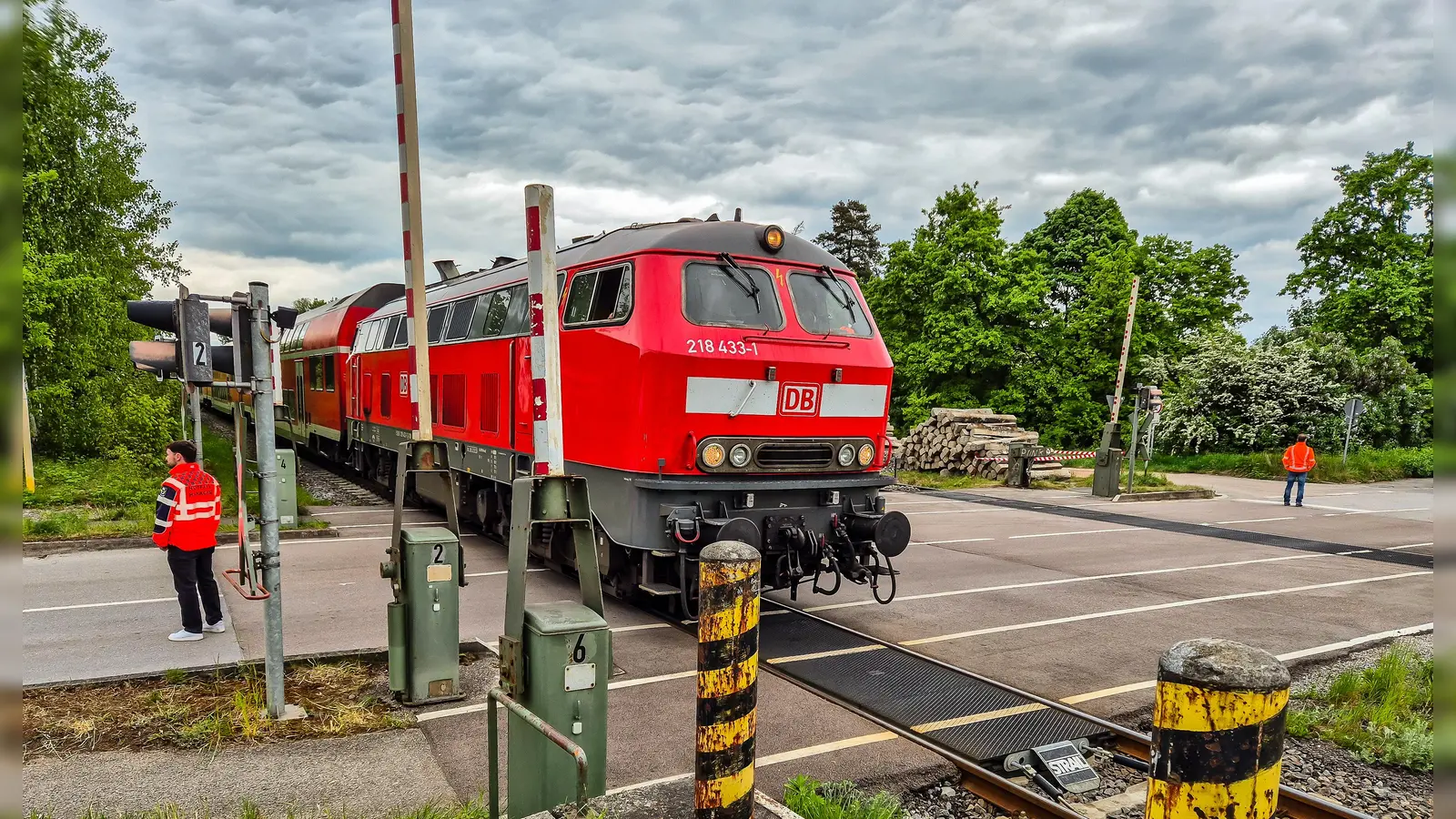 Nach einem Unfall am Bahnübergang Klardorf ist der Zugverkehr weiterhin beeinträchtigt. (Bild: Hösamer)