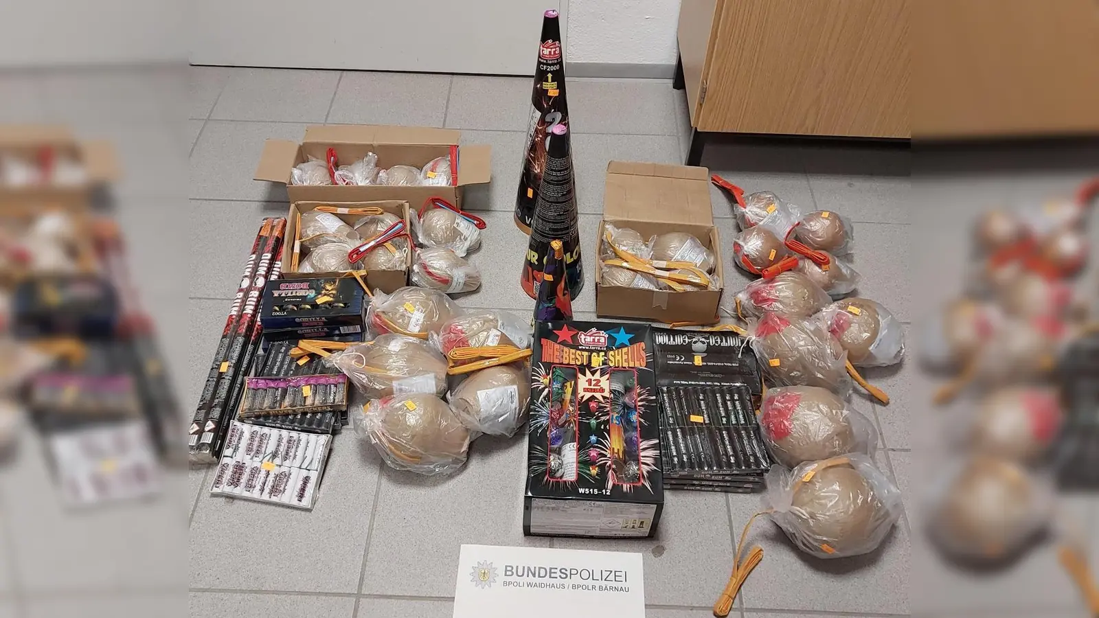 Illegales Feuerwerk mit ca. 30 Kilogramm Nettoexplosivmasse beschlagnahmten Fahnder des Bundespolizeireviers Bärnau am 22. Dezember bei einem Reisenden in Waldsassen. Darunter viele Kugelbomben mit enormer Sprengkraft. (Bild: Bundespolizei)