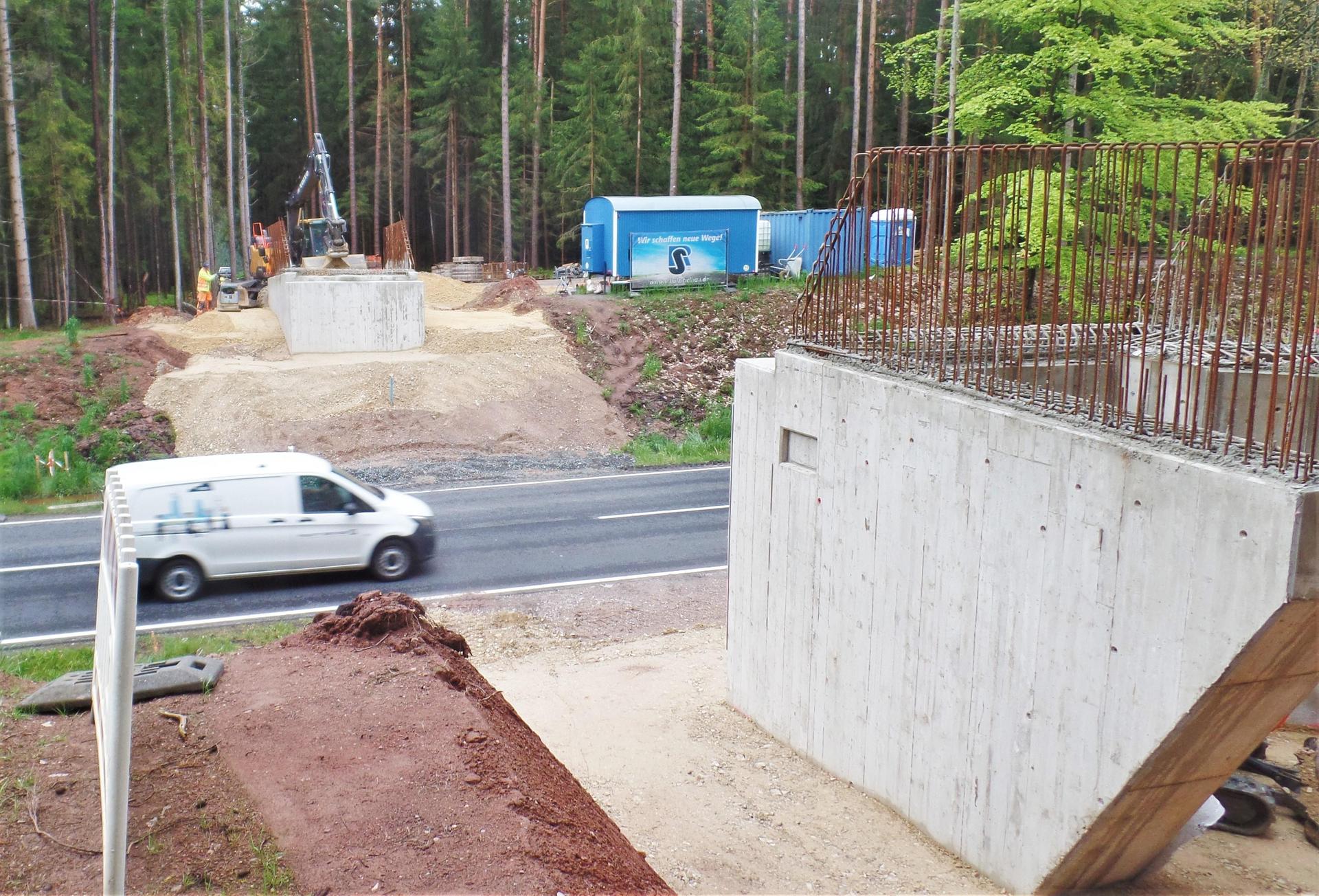 Um eine Stahlkonstruktion für eine Brücke über die Staatsstraße zu heben, wird die Strecke bei Kohlberg für eine Nacht gesperrt. (Bild: jml)